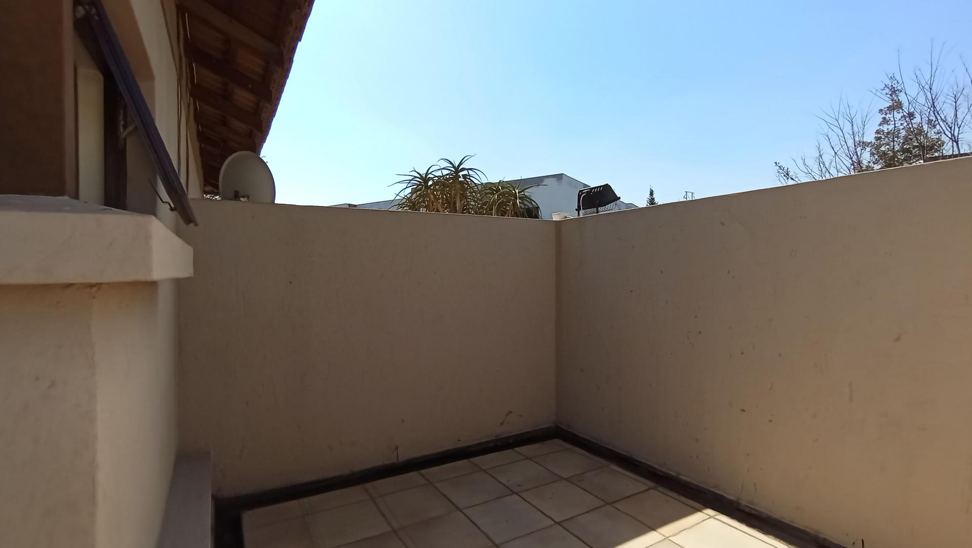 Balcony - 76 square meters of property in Maroeladal