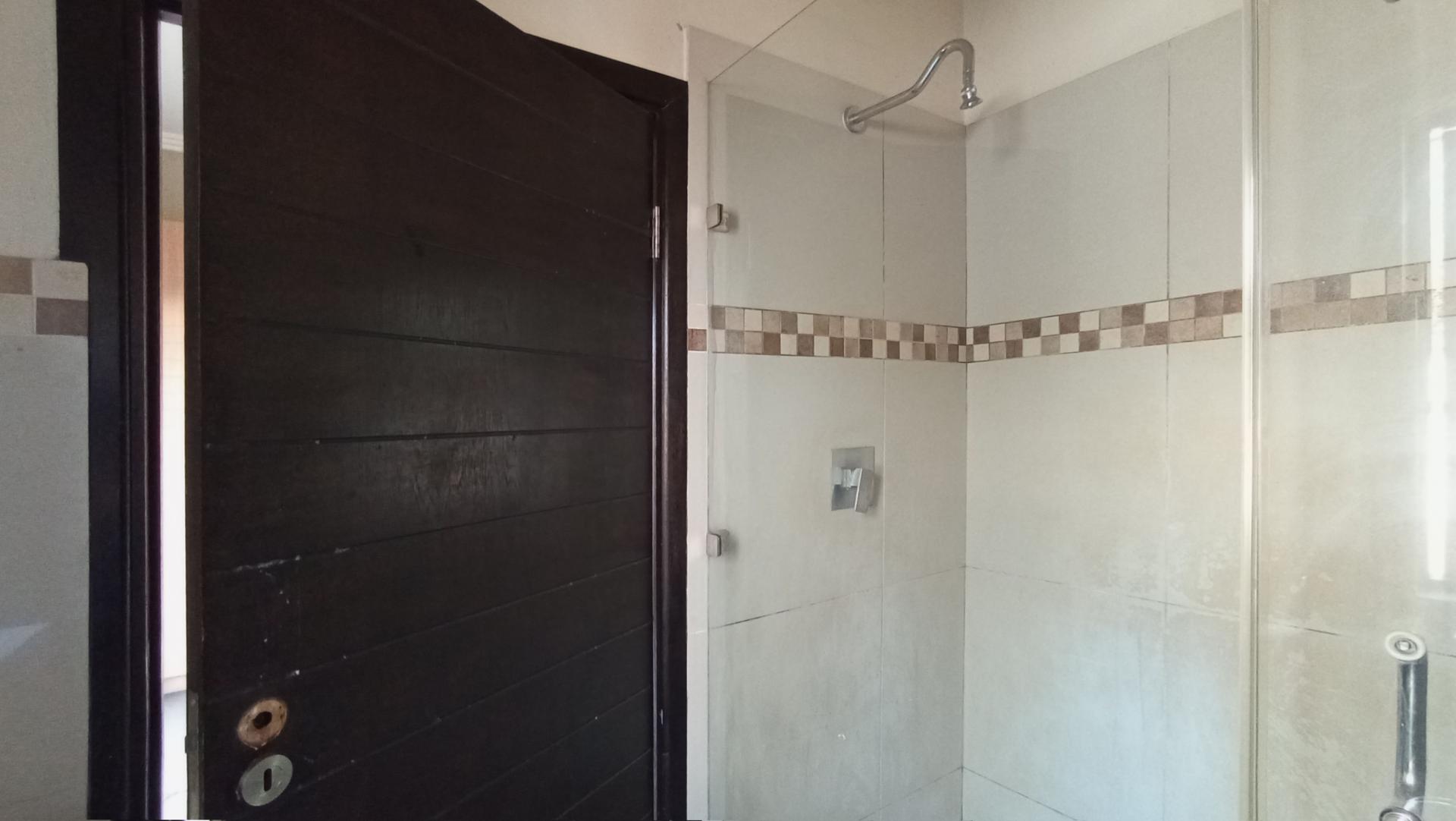 Bathroom 1 - 6 square meters of property in Maroeladal