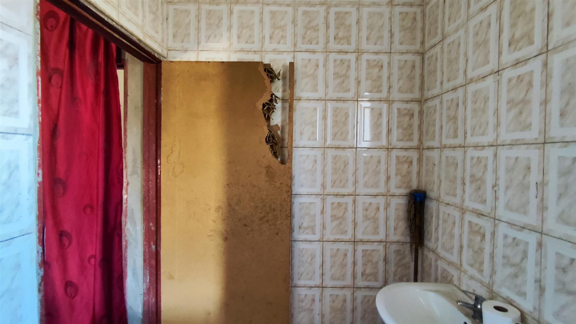 Bathroom 1 - 27 square meters of property in Homestead Apple Orchards AH