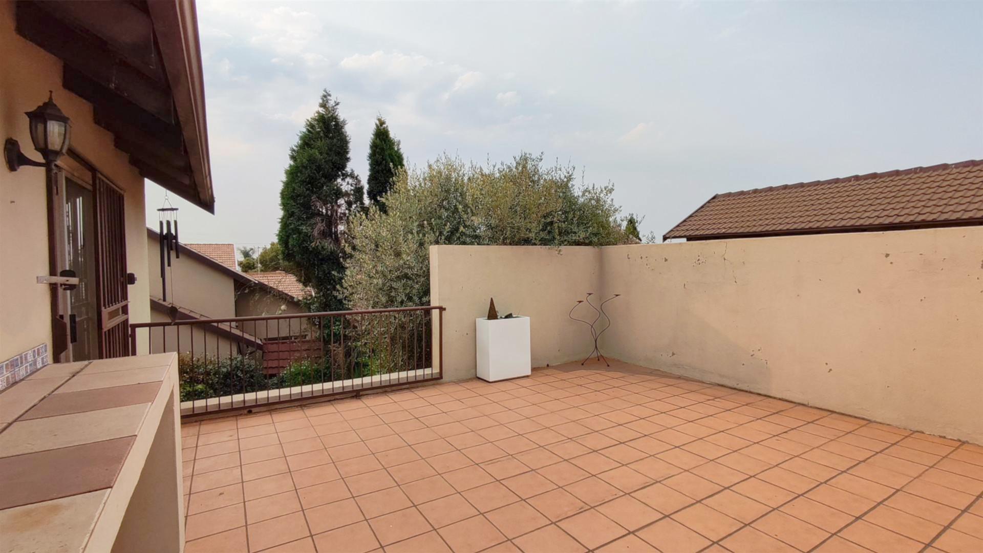 Balcony - 46 square meters of property in Eden Glen