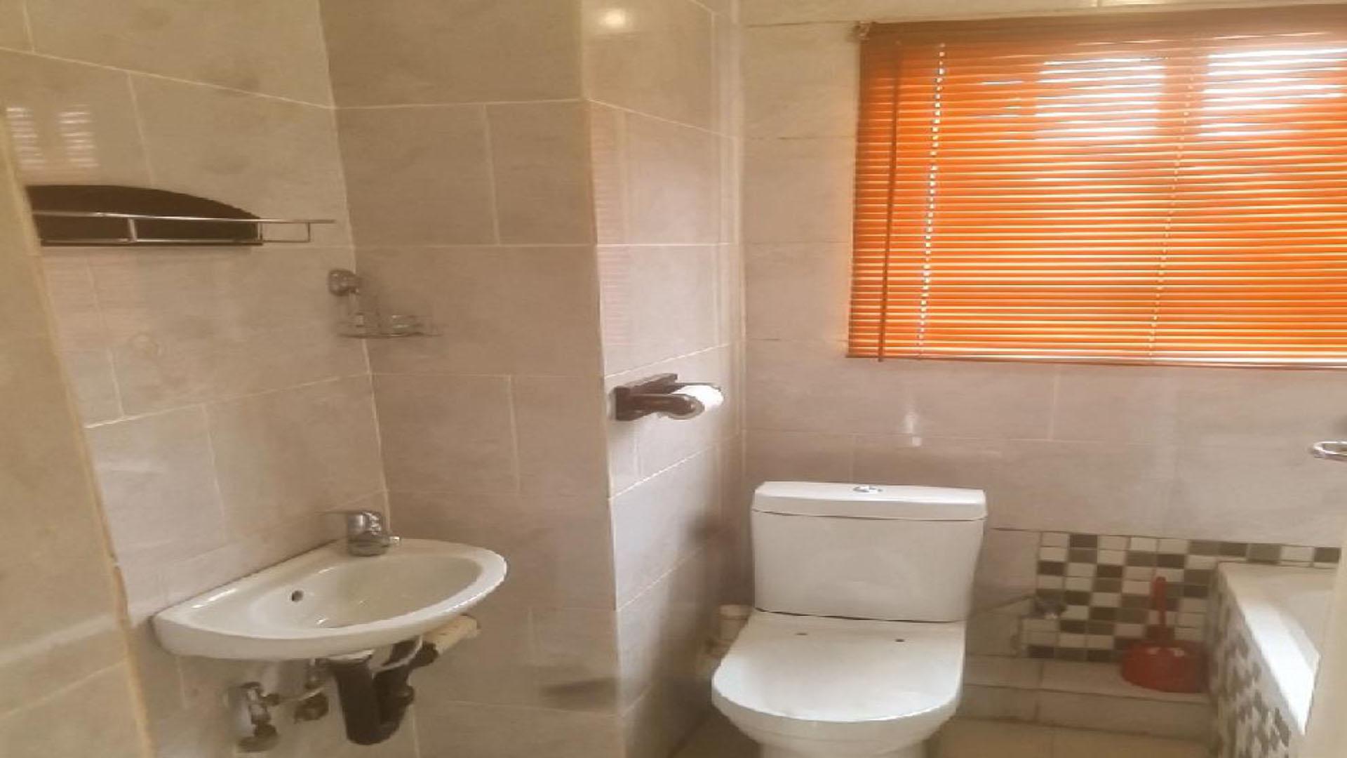 Bathroom 1 of property in Horison View