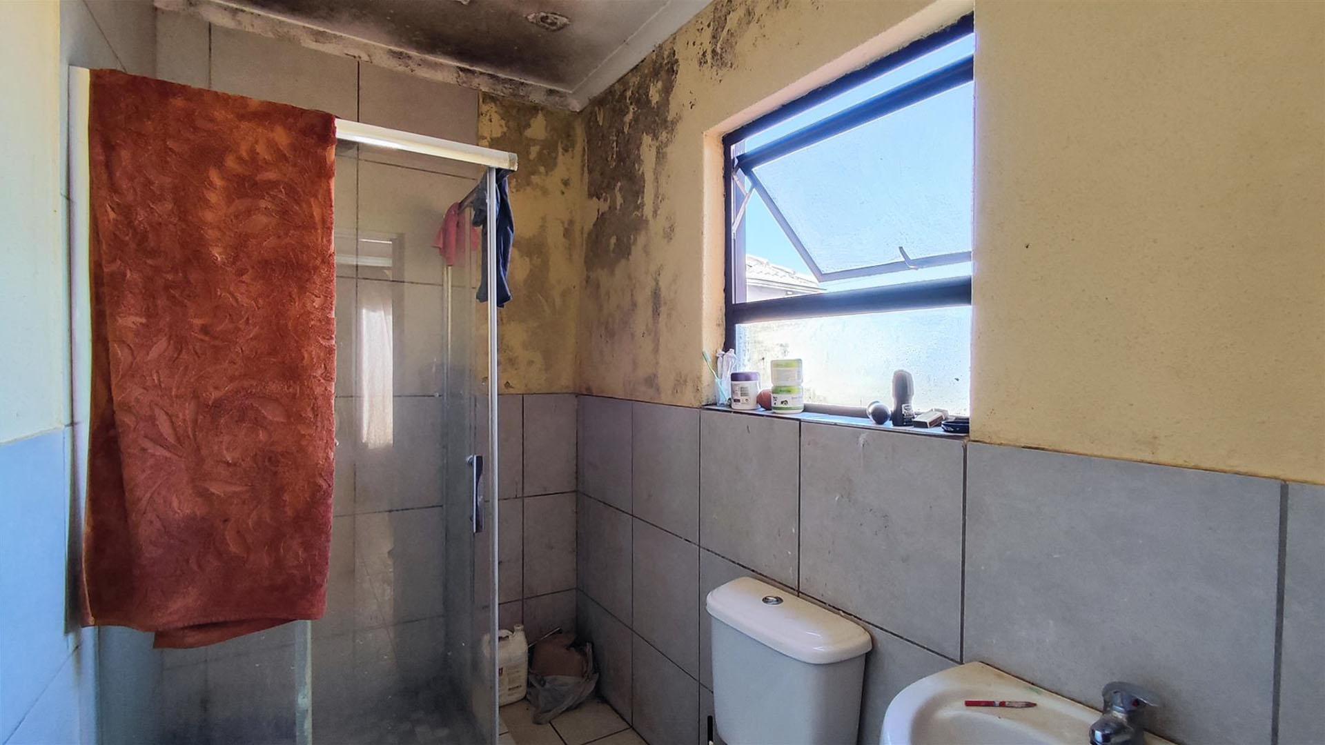 Main Bathroom - 4 square meters of property in Sharon Park
