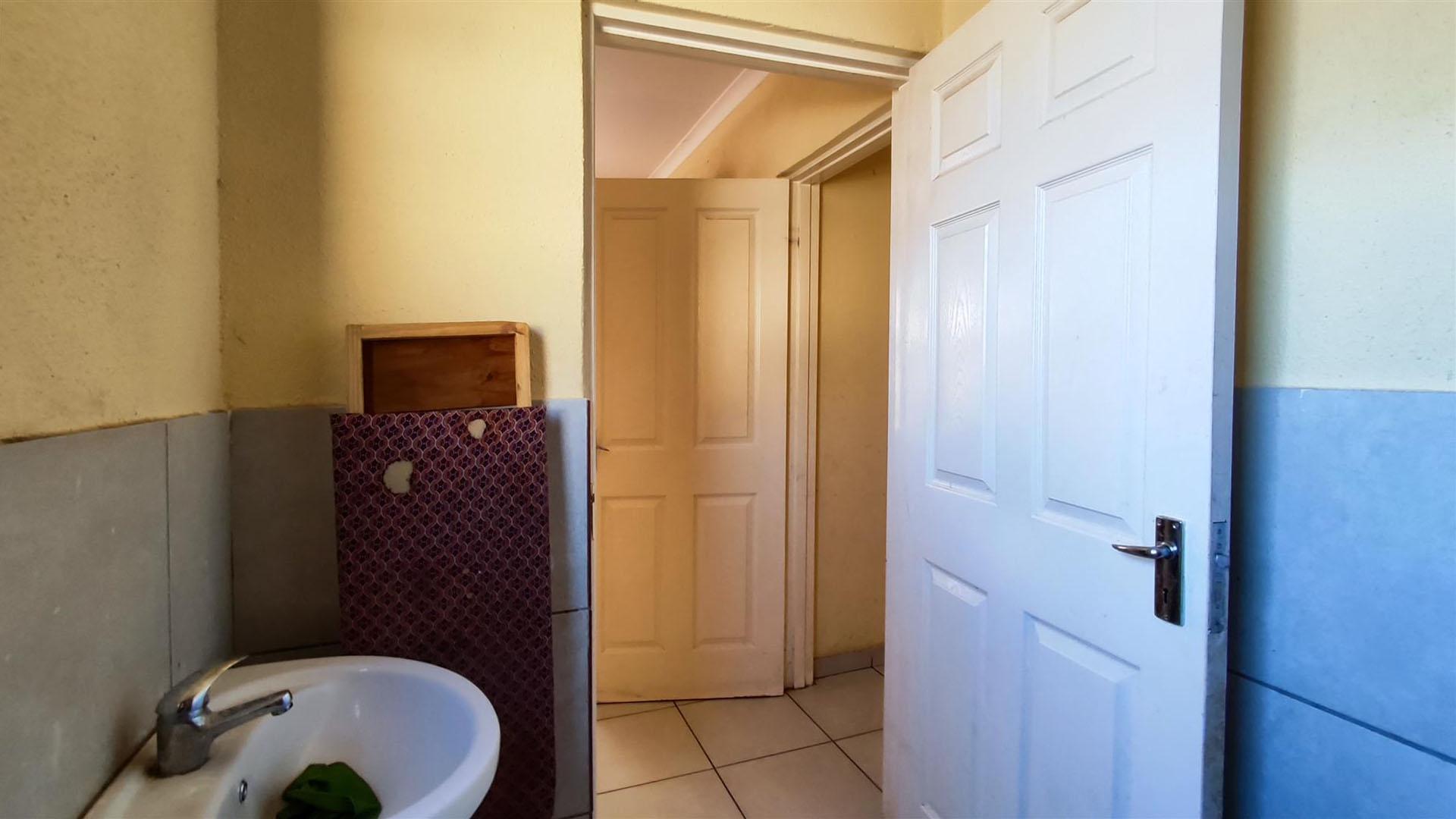 Main Bathroom - 4 square meters of property in Sharon Park