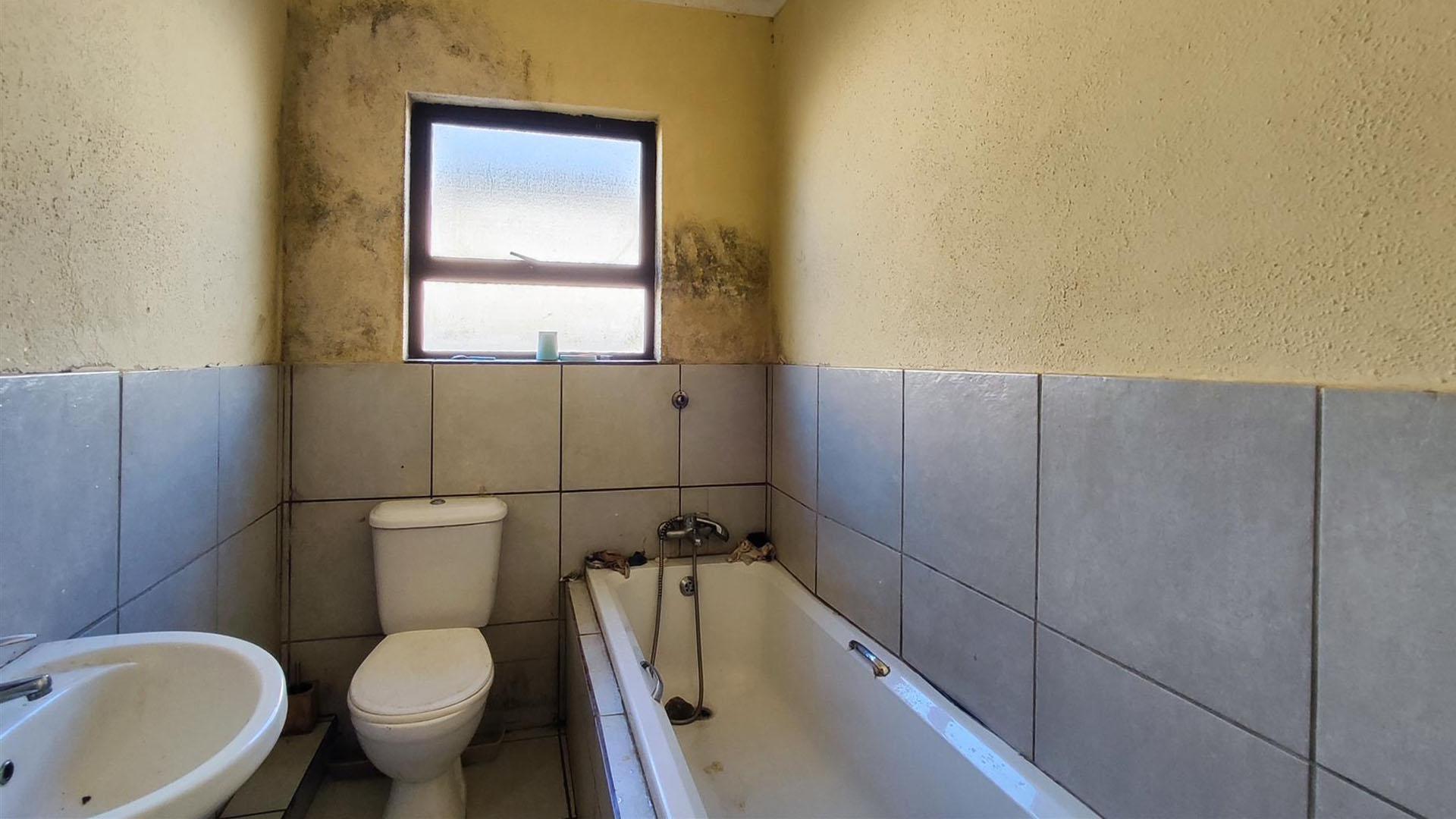 Bathroom 1 - 4 square meters of property in Sharon Park