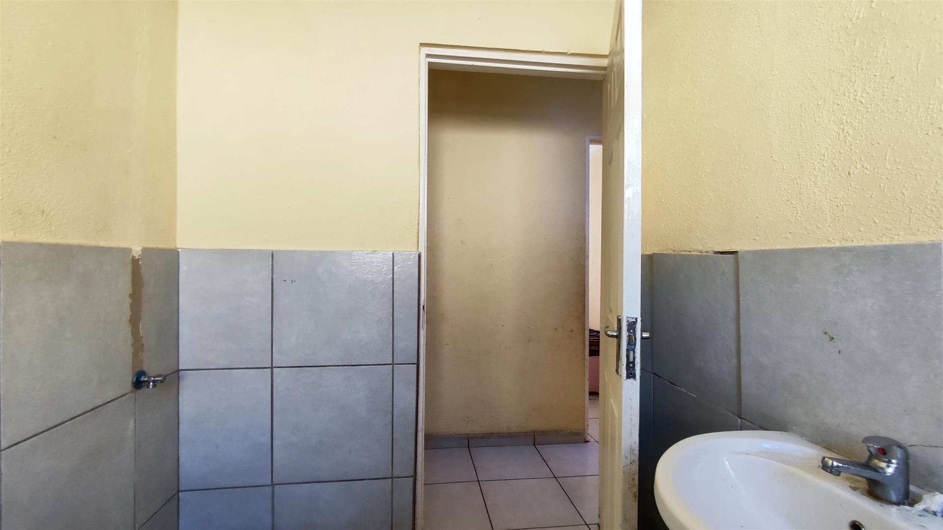 Bathroom 1 - 4 square meters of property in Sharon Park