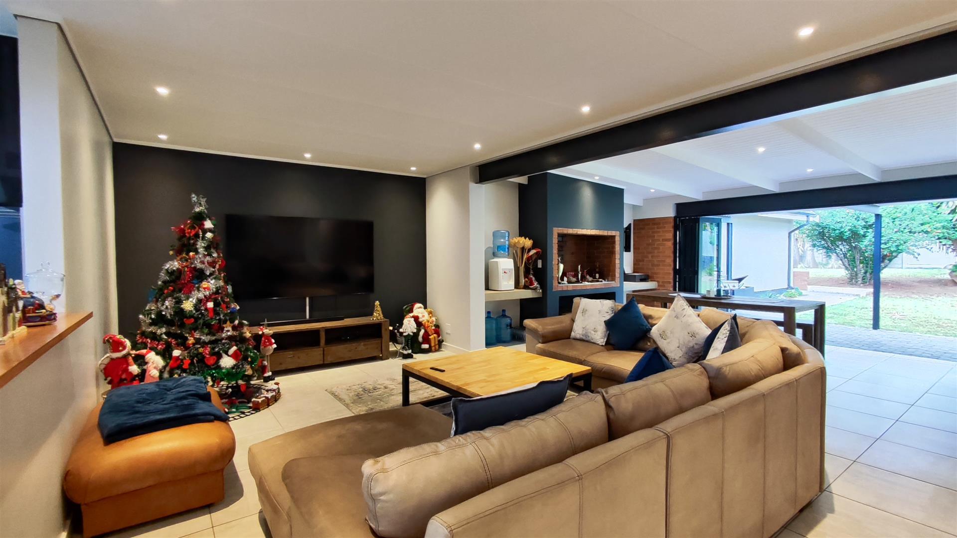 Lounges - 72 square meters of property in Randhart