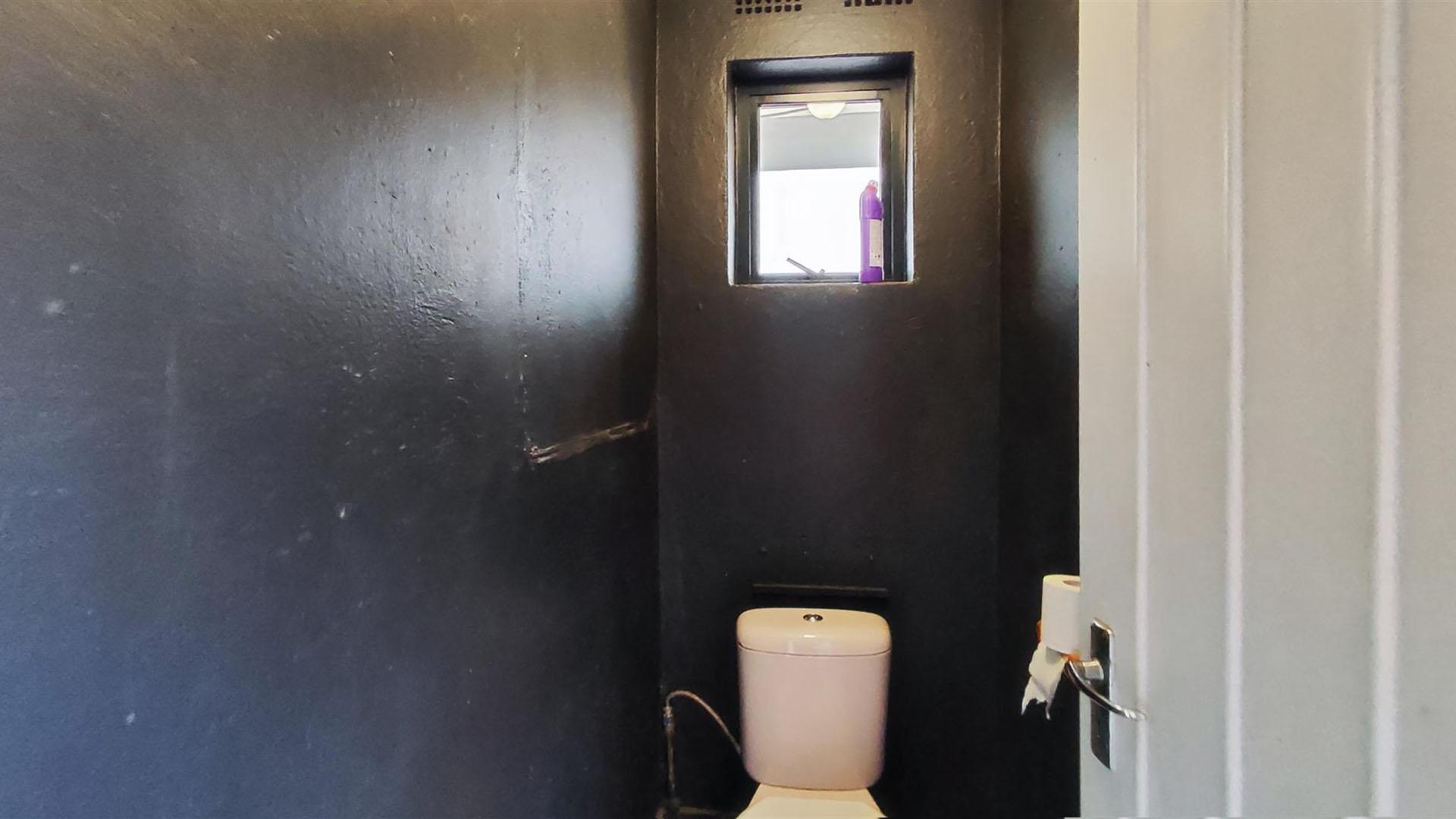 Staff Bathroom - 2 square meters of property in Randhart