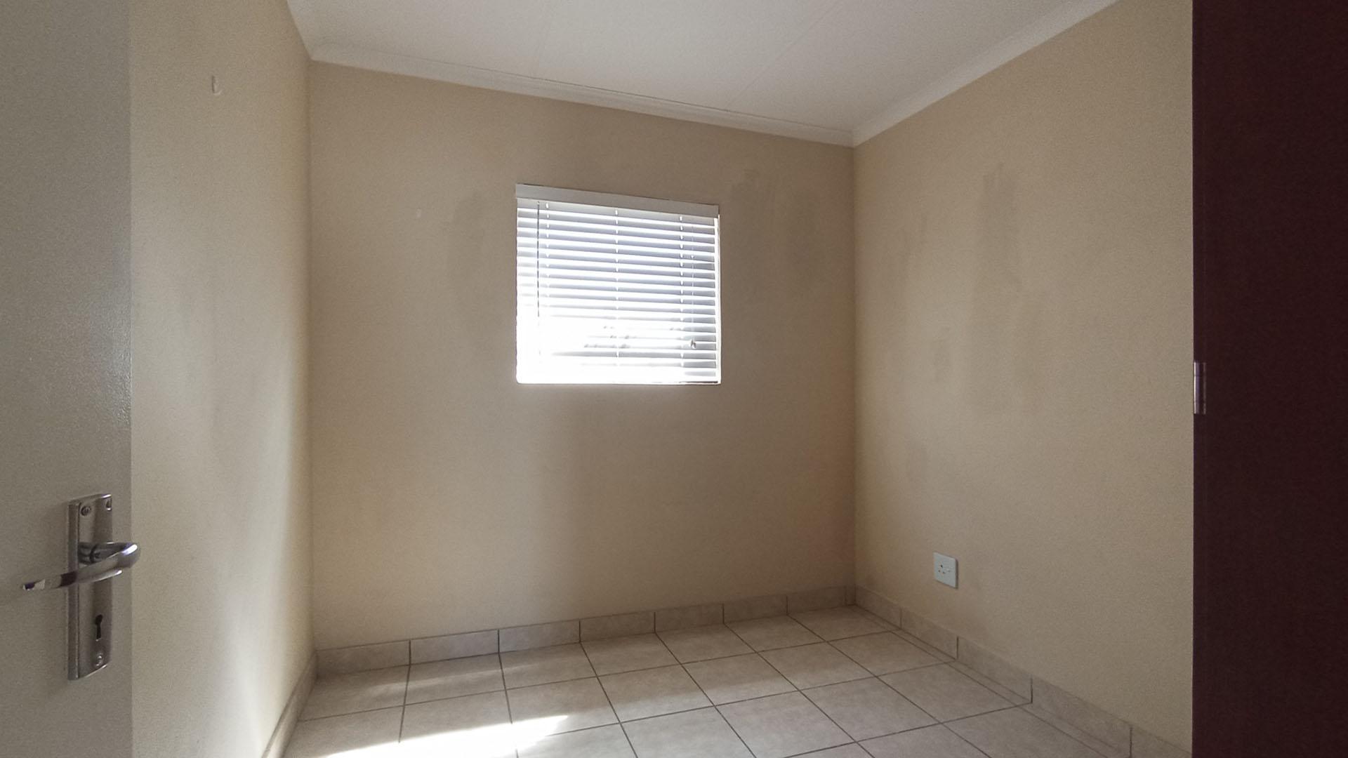 Bed Room 1 - 8 square meters of property in Kosmosdal