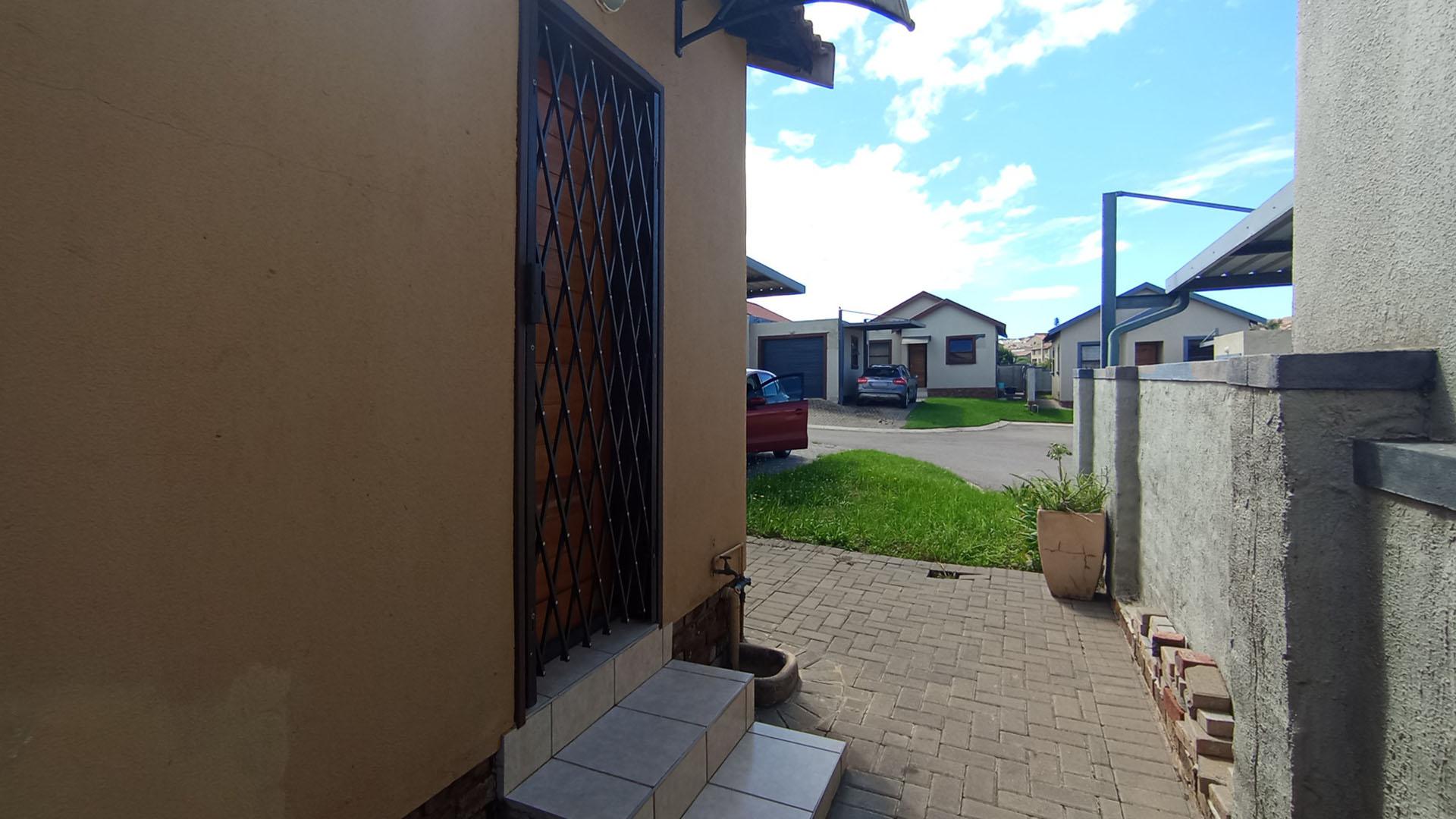 Front View of property in Kosmosdal