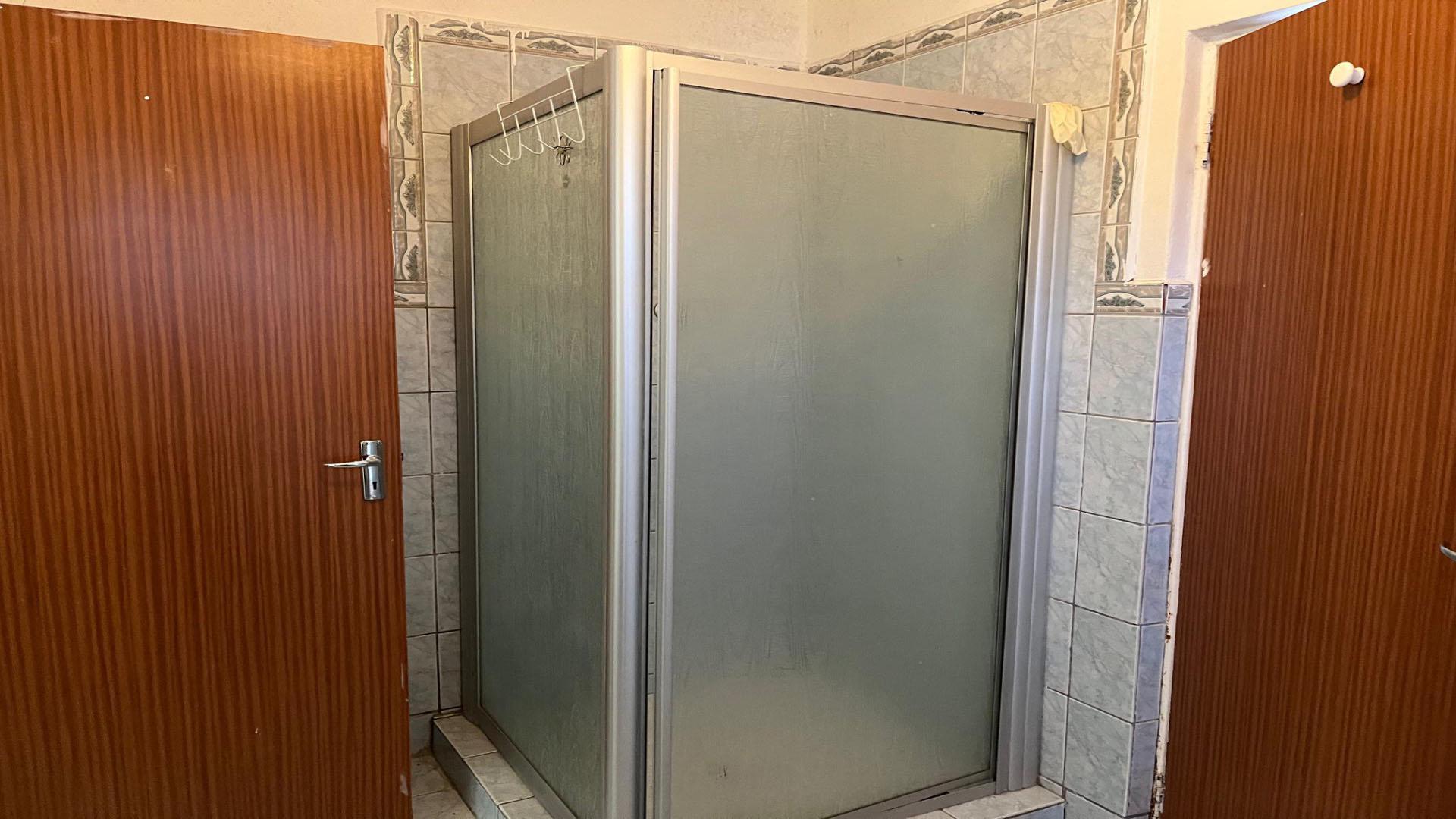 Bathroom 1 of property in Ficksburg