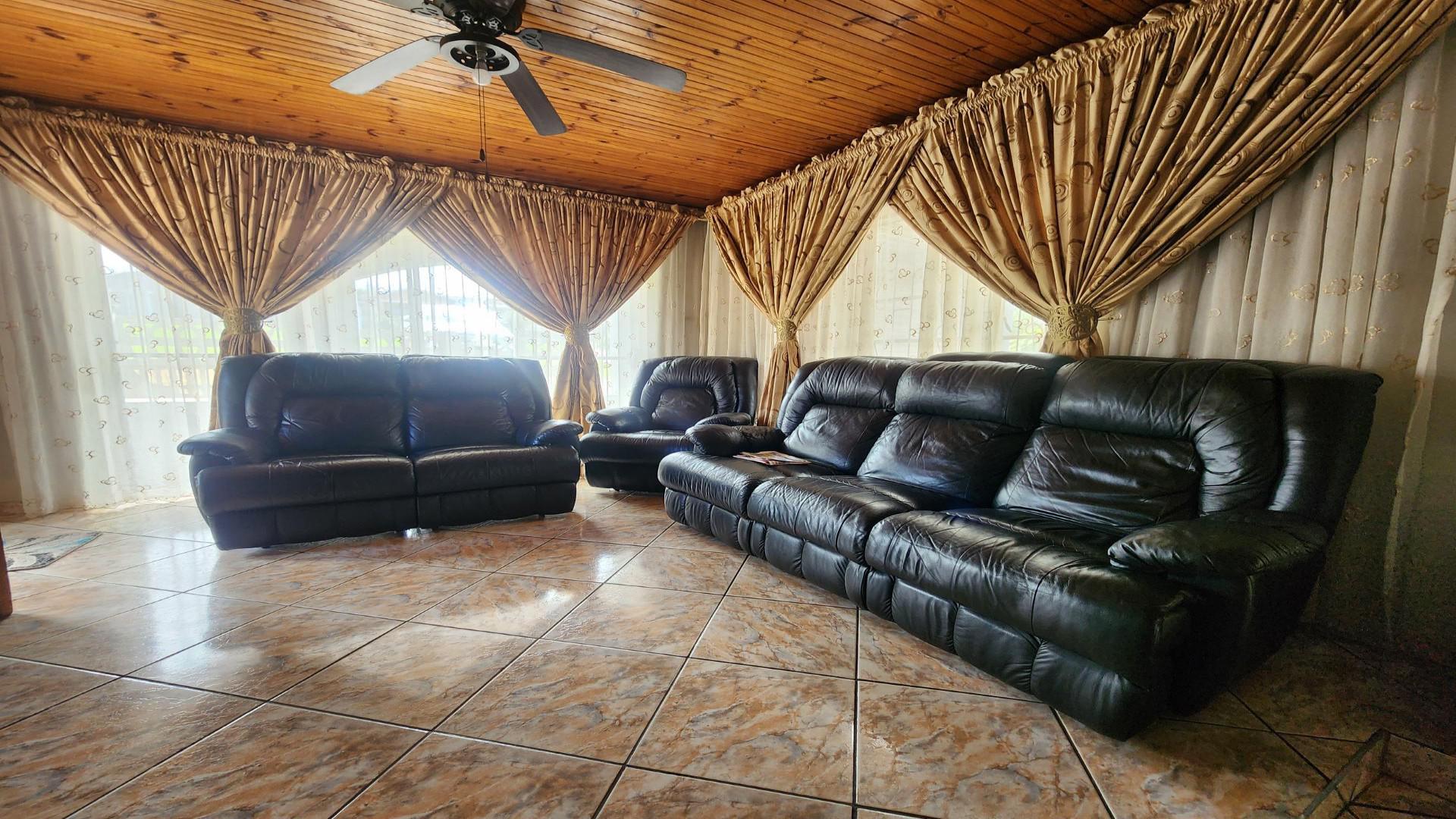 Lounges of property in Northdale (PMB)