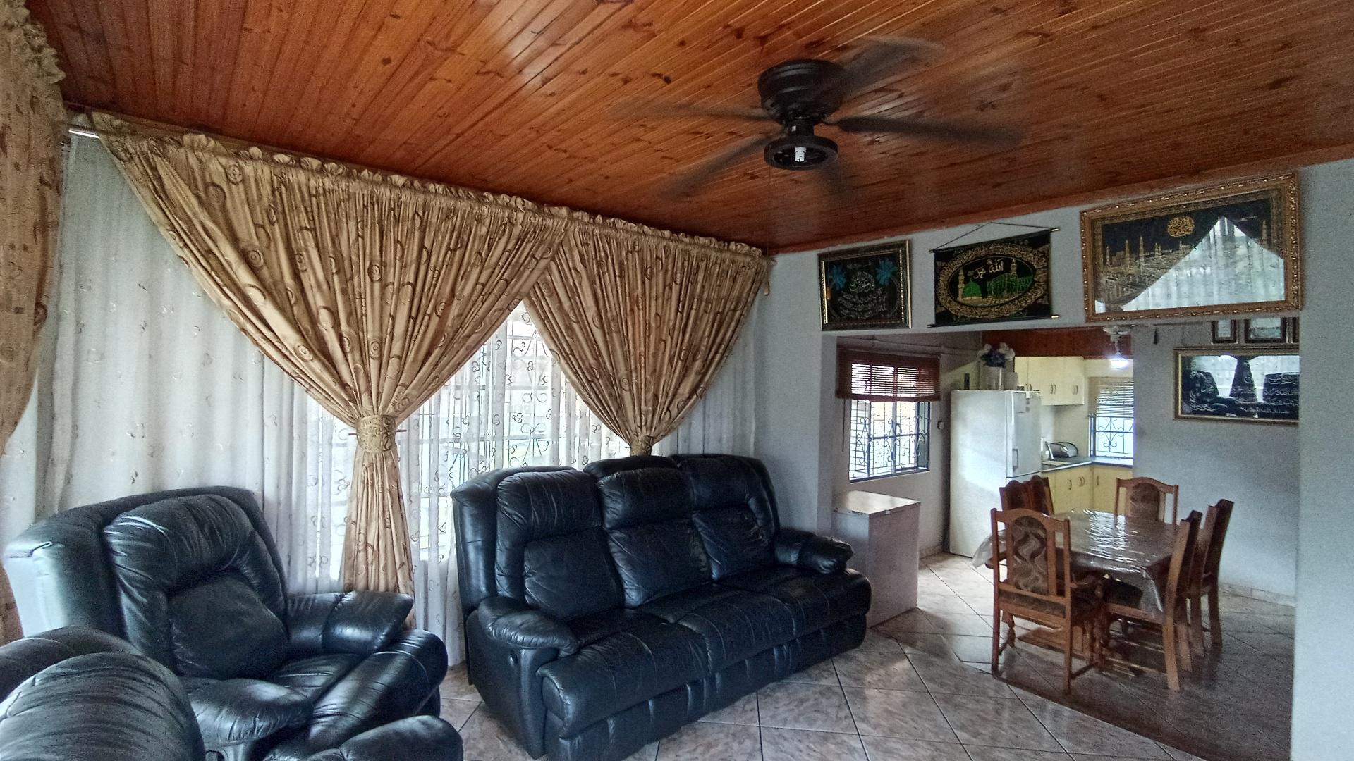 Lounges - 20 square meters of property in Northdale (PMB)