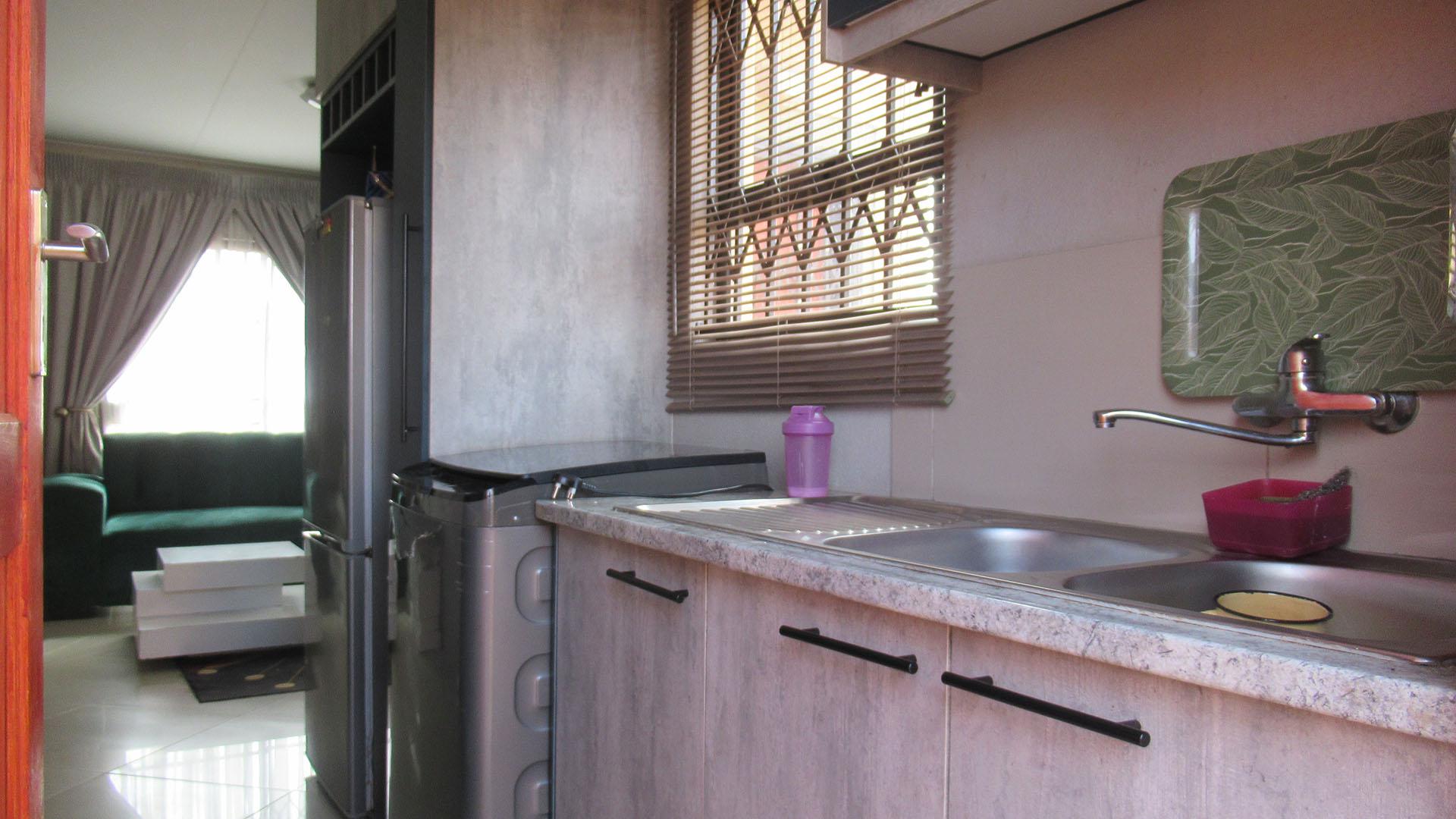 Kitchen - 7 square meters of property in Westonaria