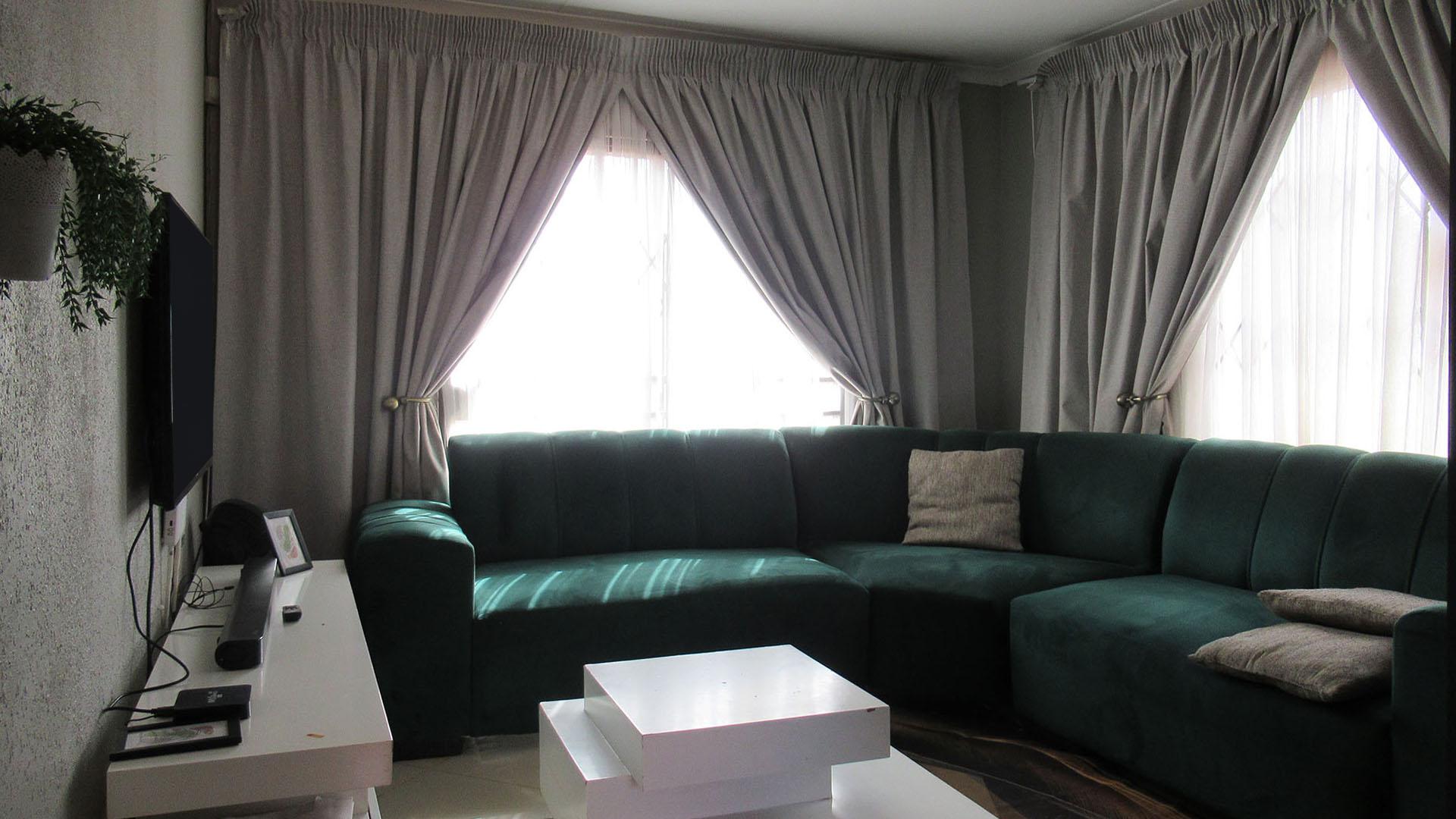 Lounges - 10 square meters of property in Westonaria