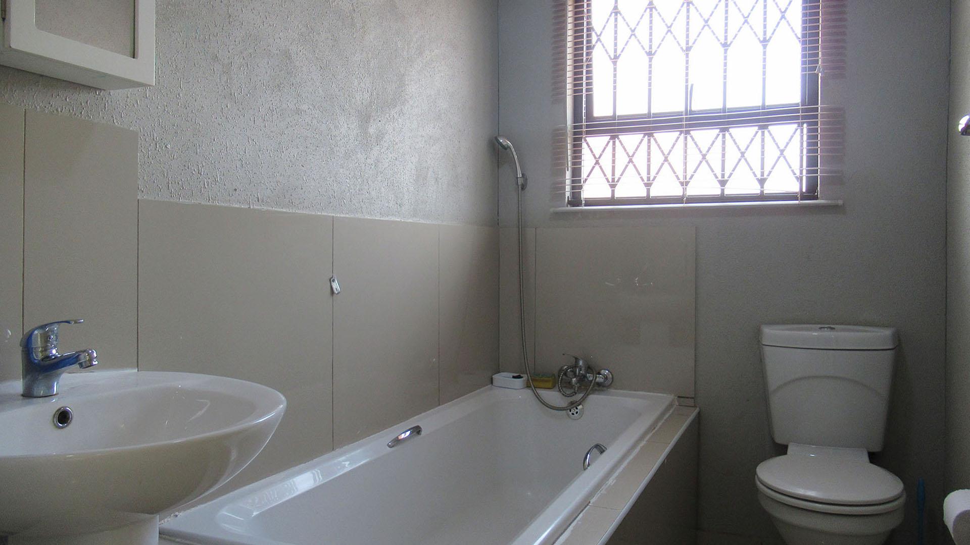 Bathroom 1 - 4 square meters of property in Westonaria