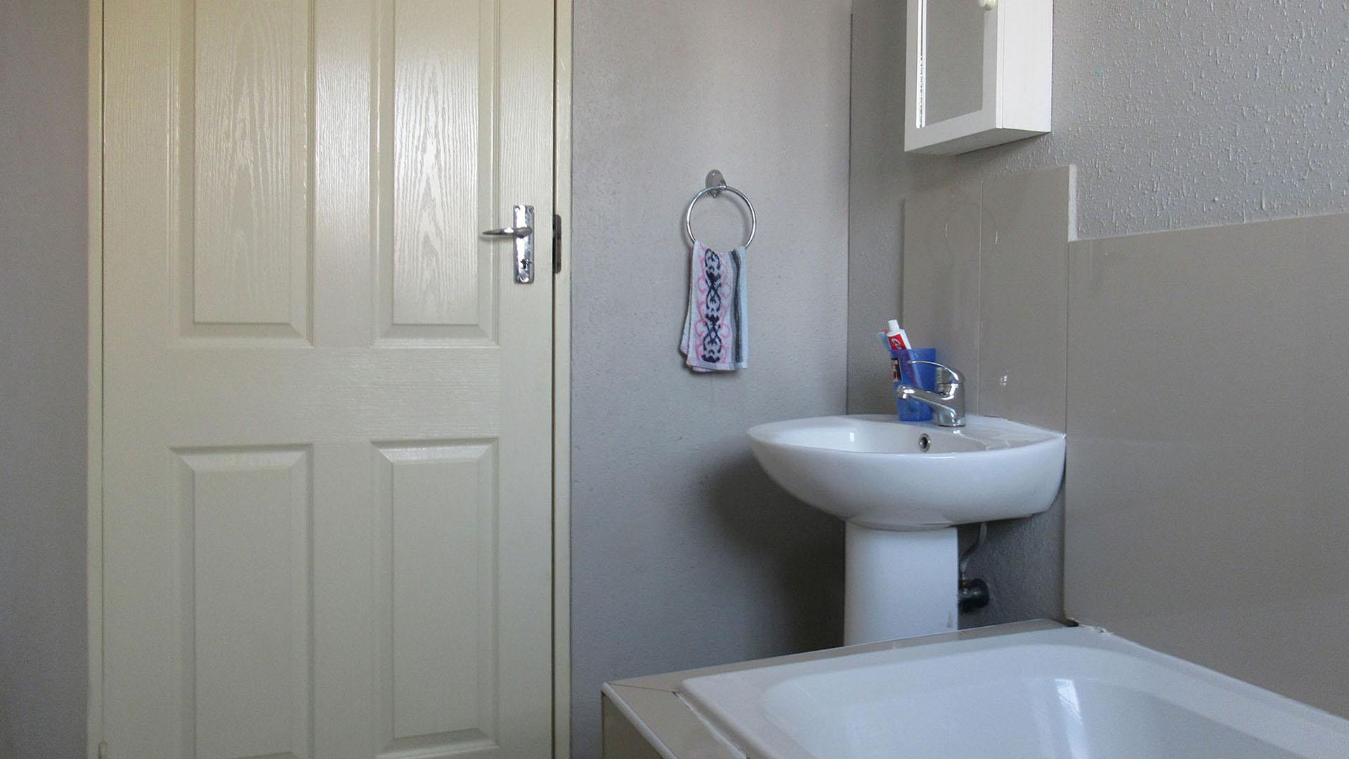 Bathroom 1 - 4 square meters of property in Westonaria