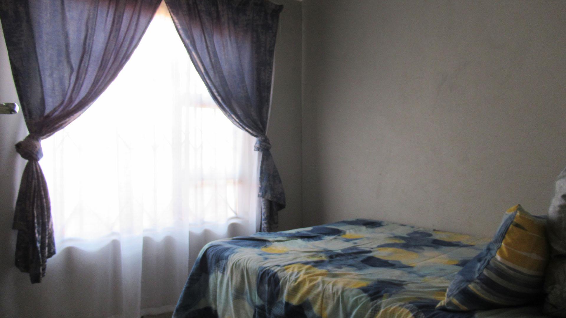 Bed Room 1 - 7 square meters of property in Westonaria