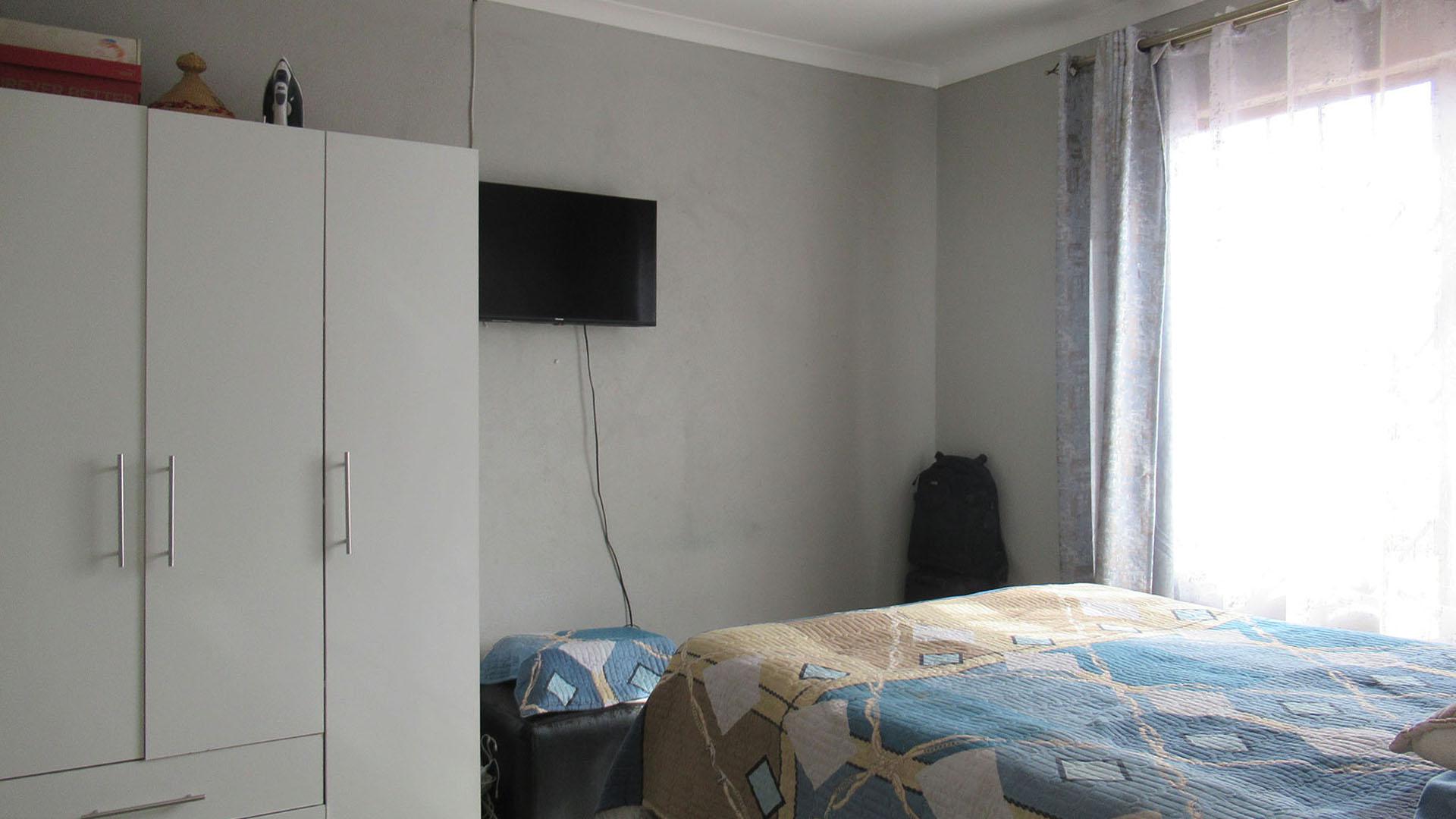 Main Bedroom - 12 square meters of property in Westonaria