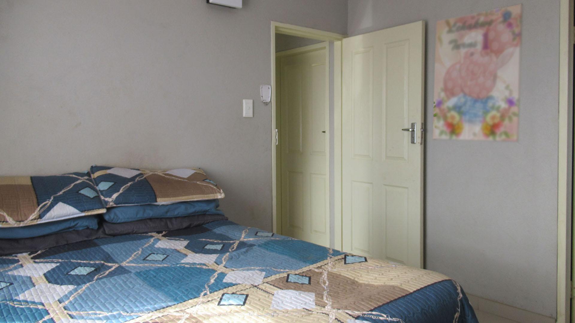 Main Bedroom - 12 square meters of property in Westonaria