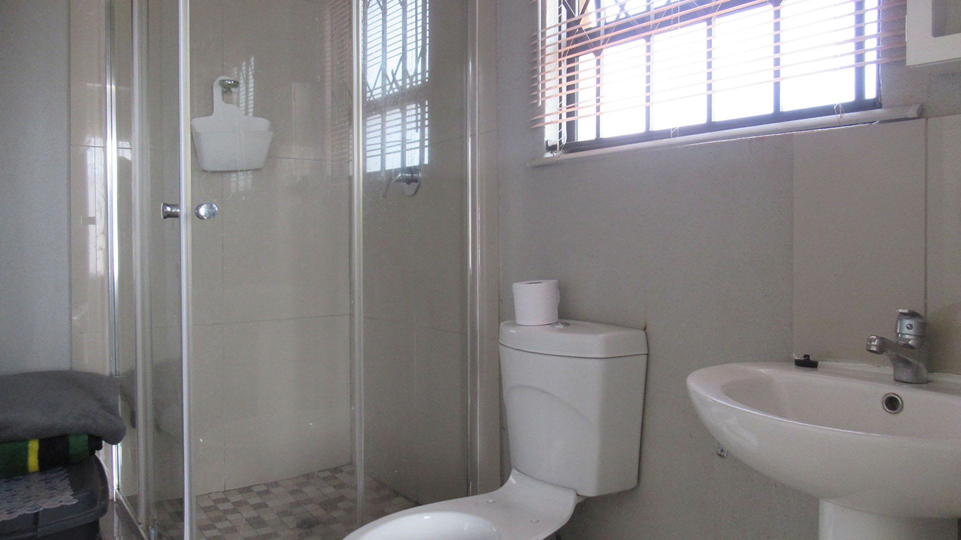 Main Bathroom - 4 square meters of property in Westonaria
