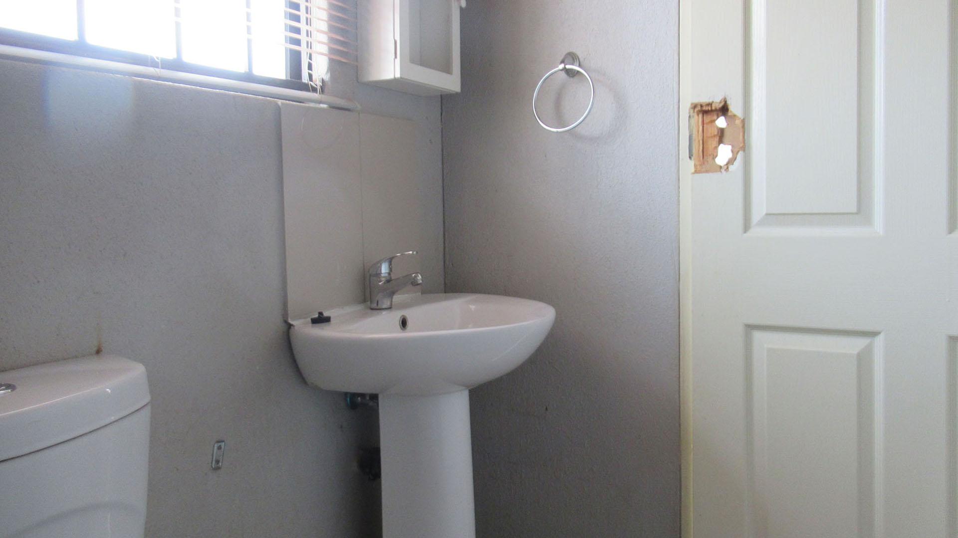 Main Bathroom - 4 square meters of property in Westonaria
