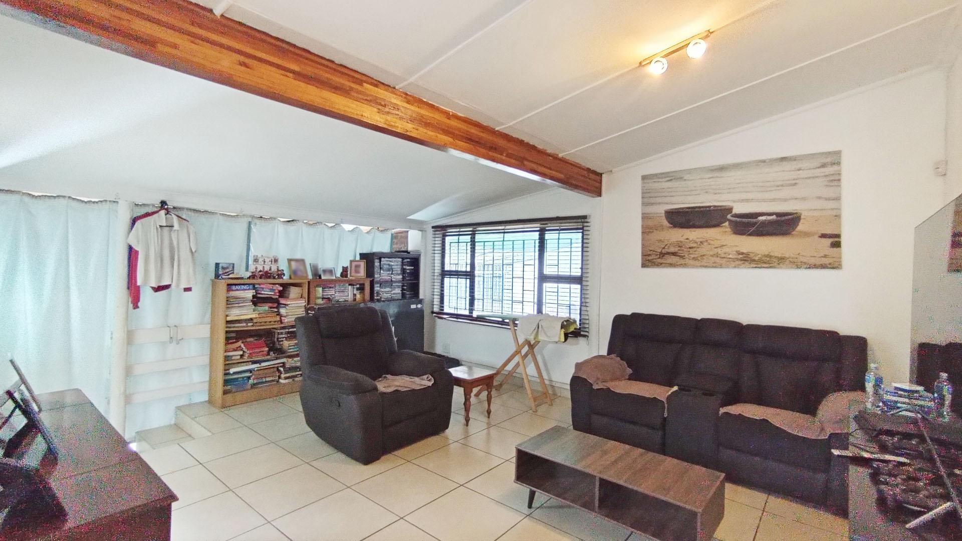 Lounges - 24 square meters of property in Waterfall