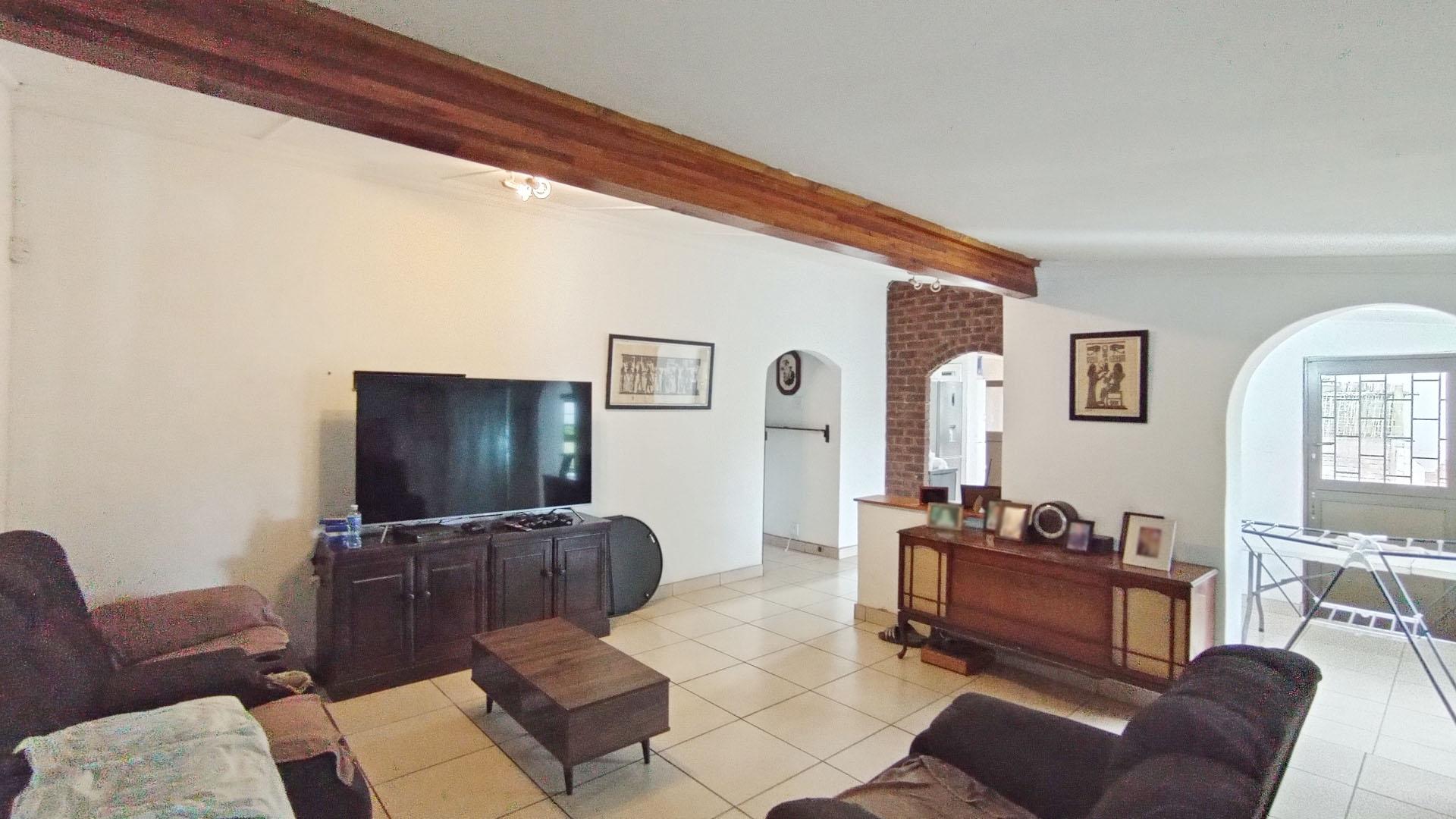 Lounges - 24 square meters of property in Waterfall