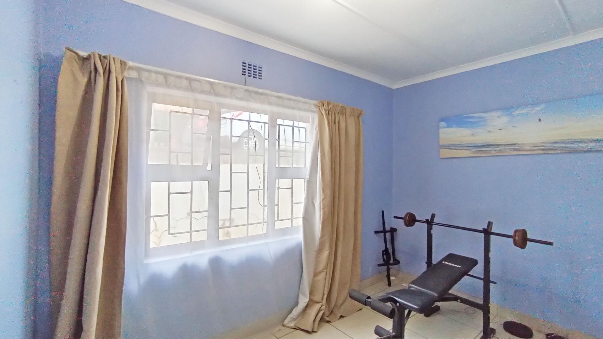 Bed Room 1 - 11 square meters of property in Waterfall