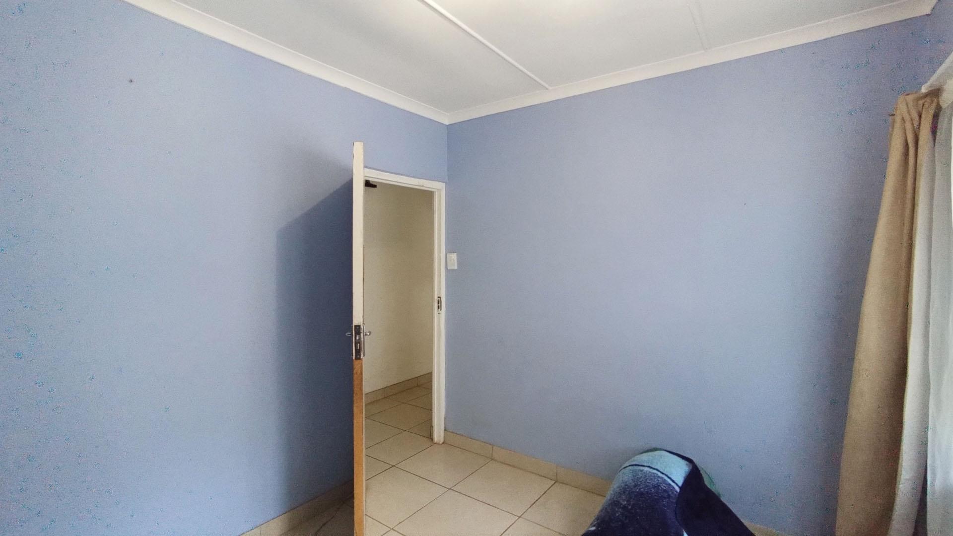 Bed Room 1 - 11 square meters of property in Waterfall