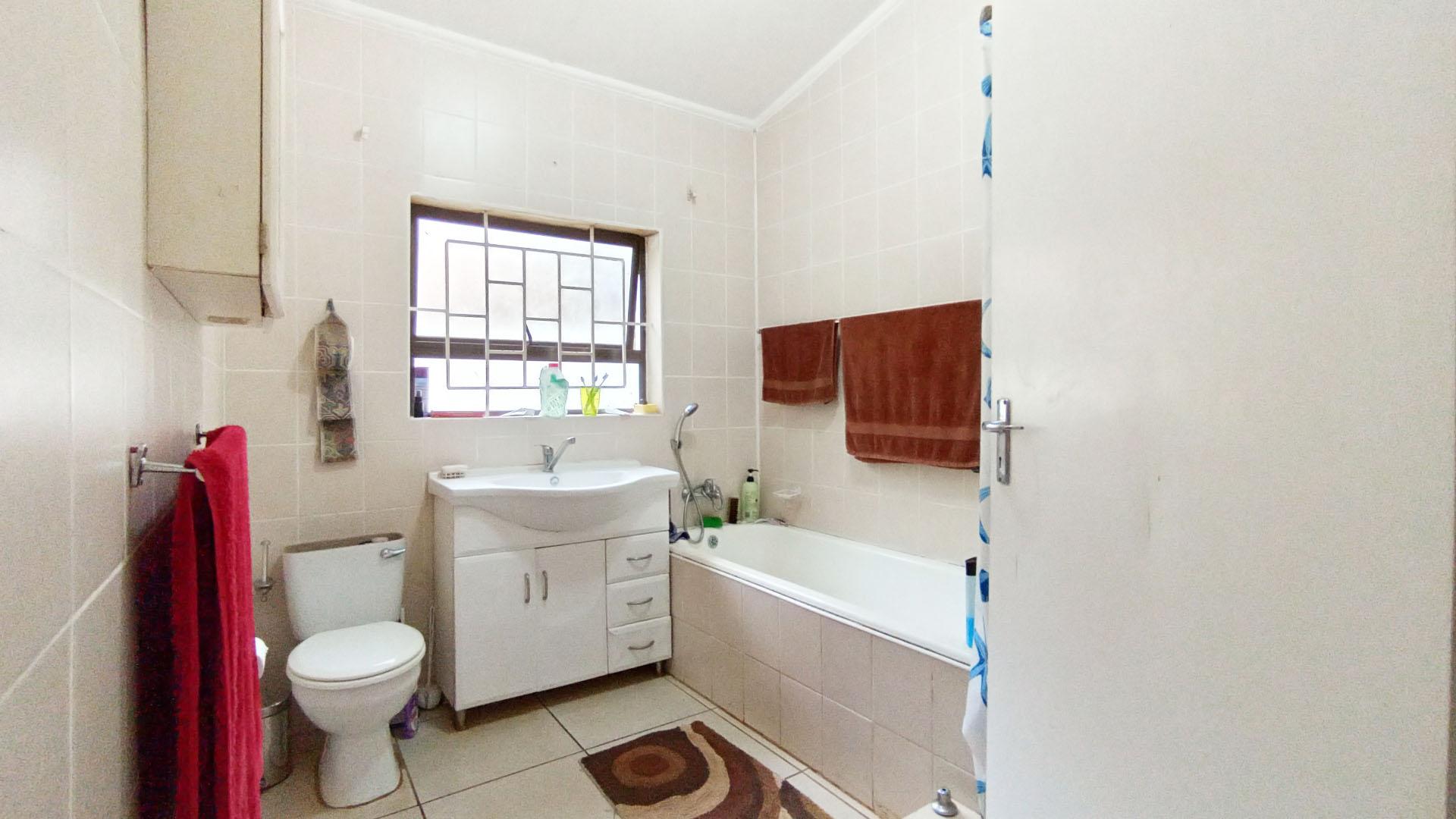 Bathroom 1 - 7 square meters of property in Waterfall