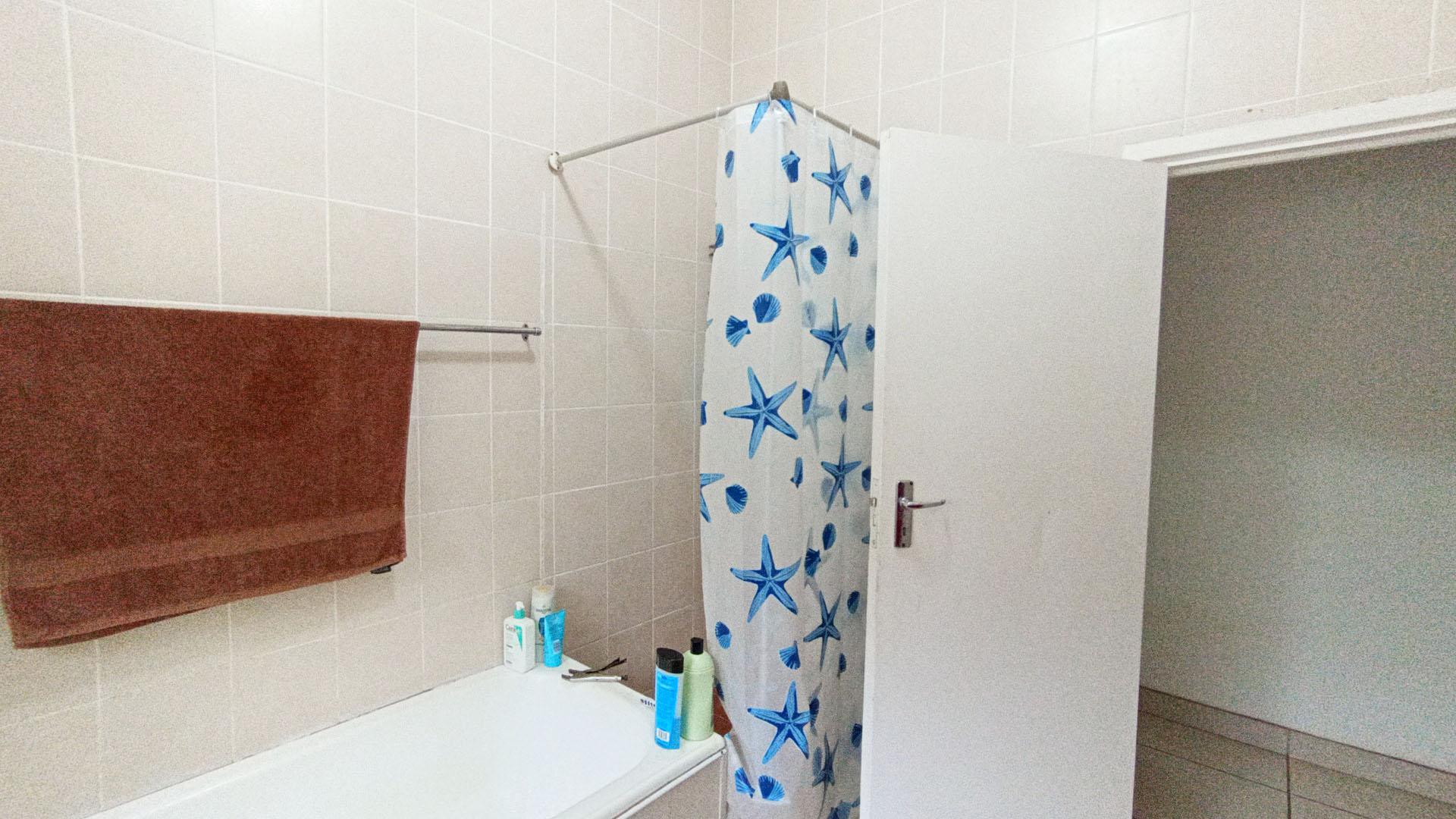 Bathroom 1 - 7 square meters of property in Waterfall