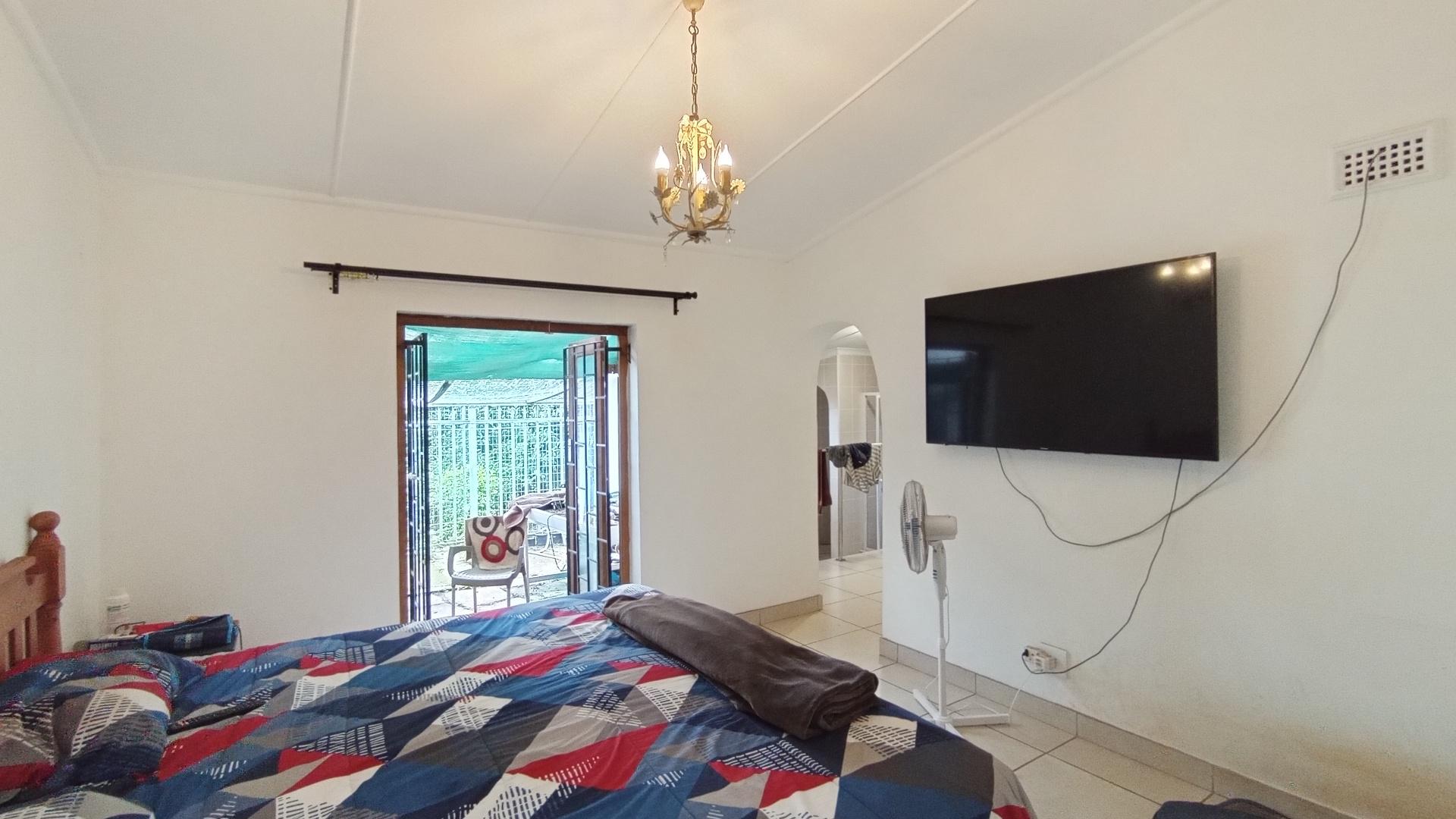 Main Bedroom - 14 square meters of property in Waterfall