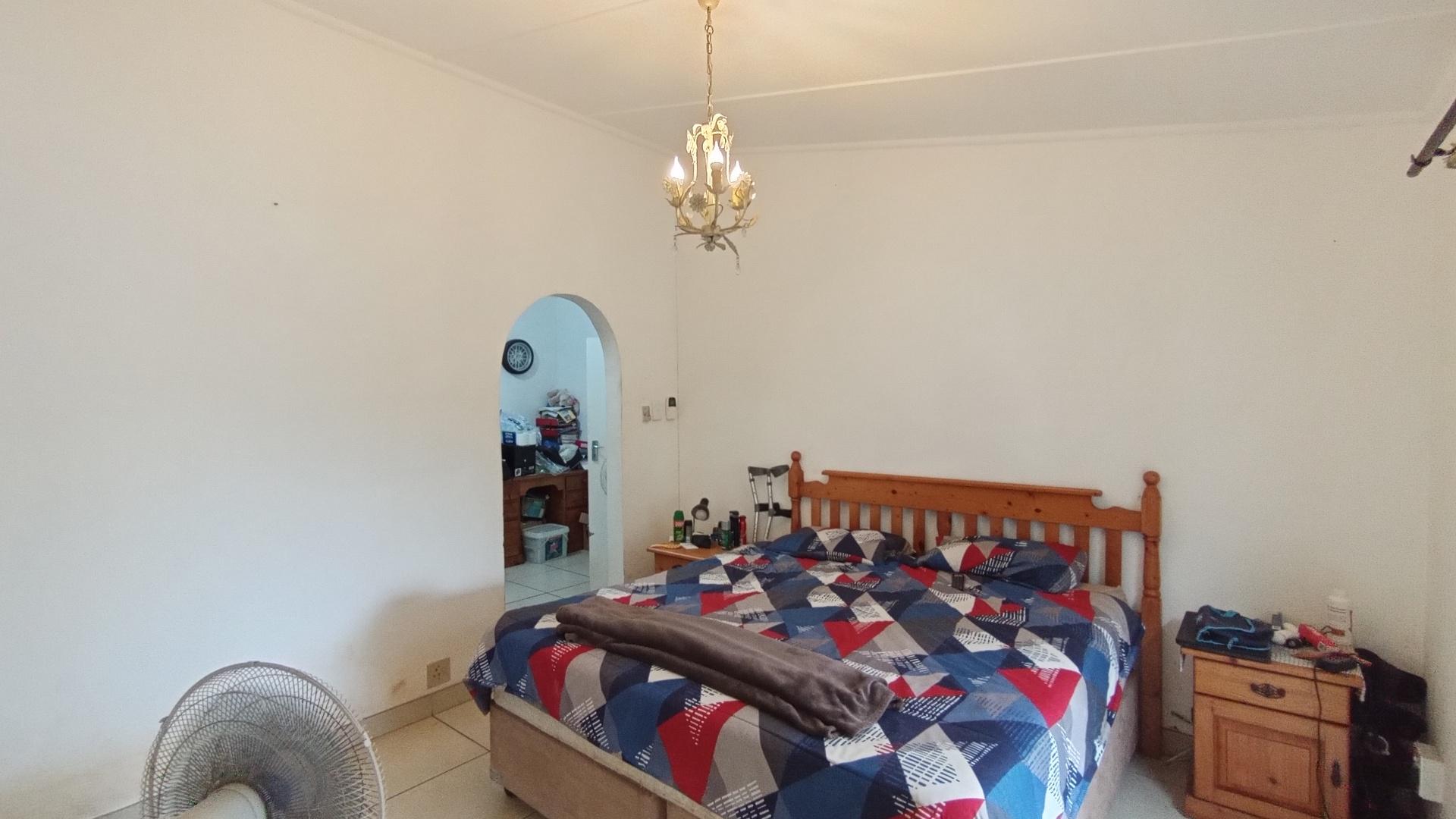 Main Bedroom - 14 square meters of property in Waterfall