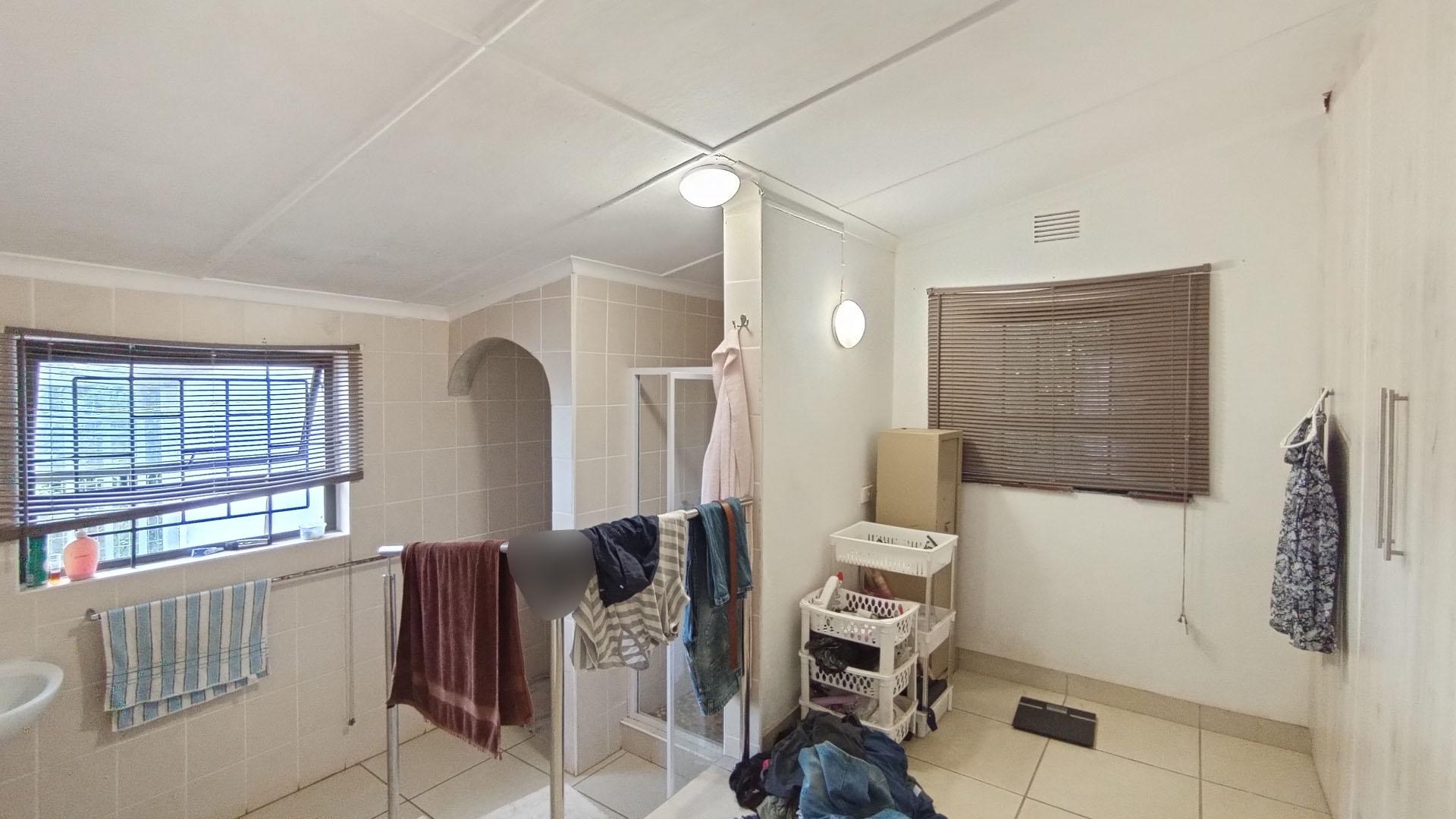 Main Bathroom - 16 square meters of property in Waterfall