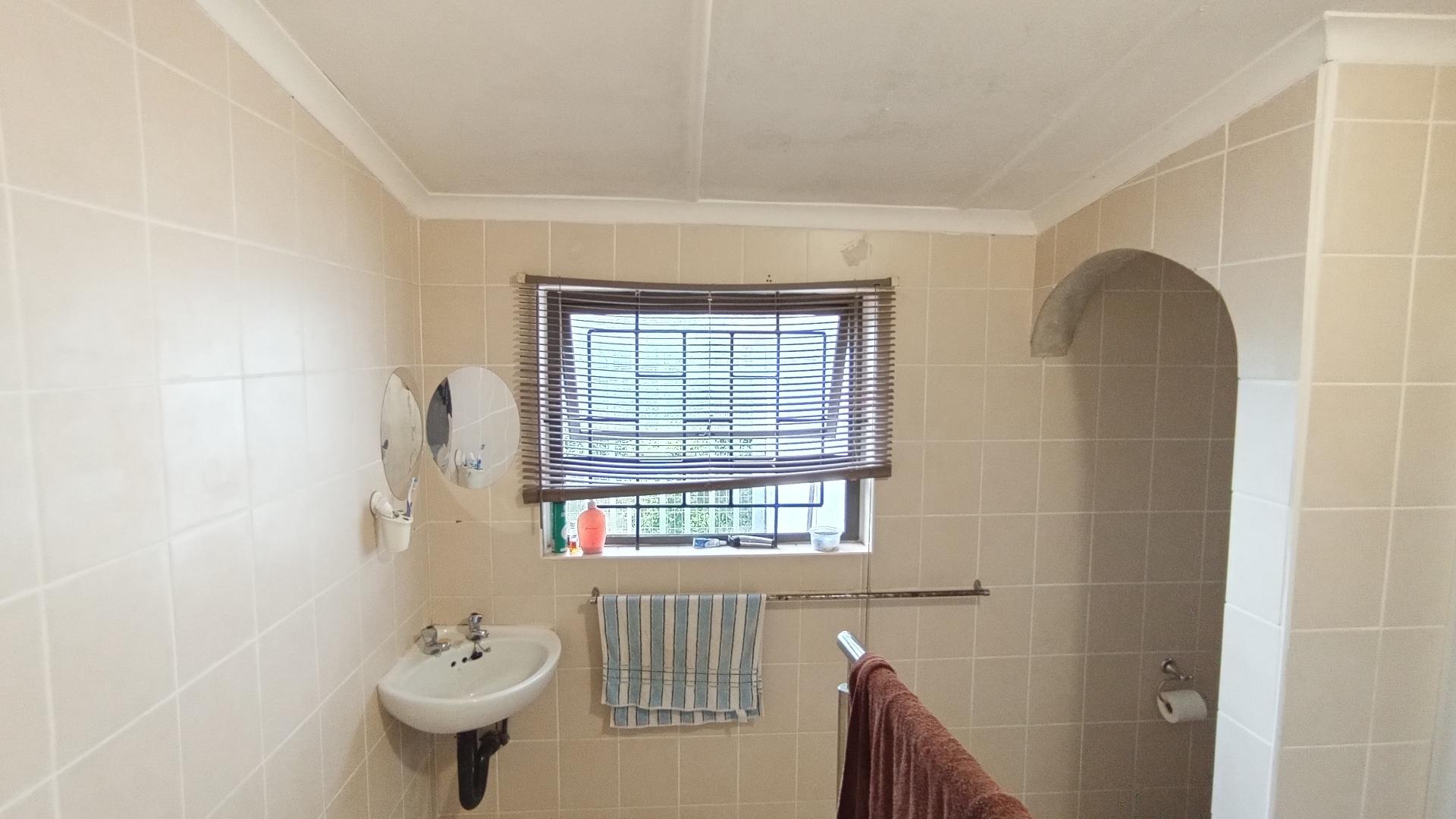 Main Bathroom - 16 square meters of property in Waterfall