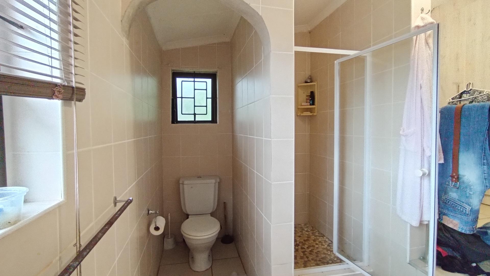 Main Bathroom - 16 square meters of property in Waterfall
