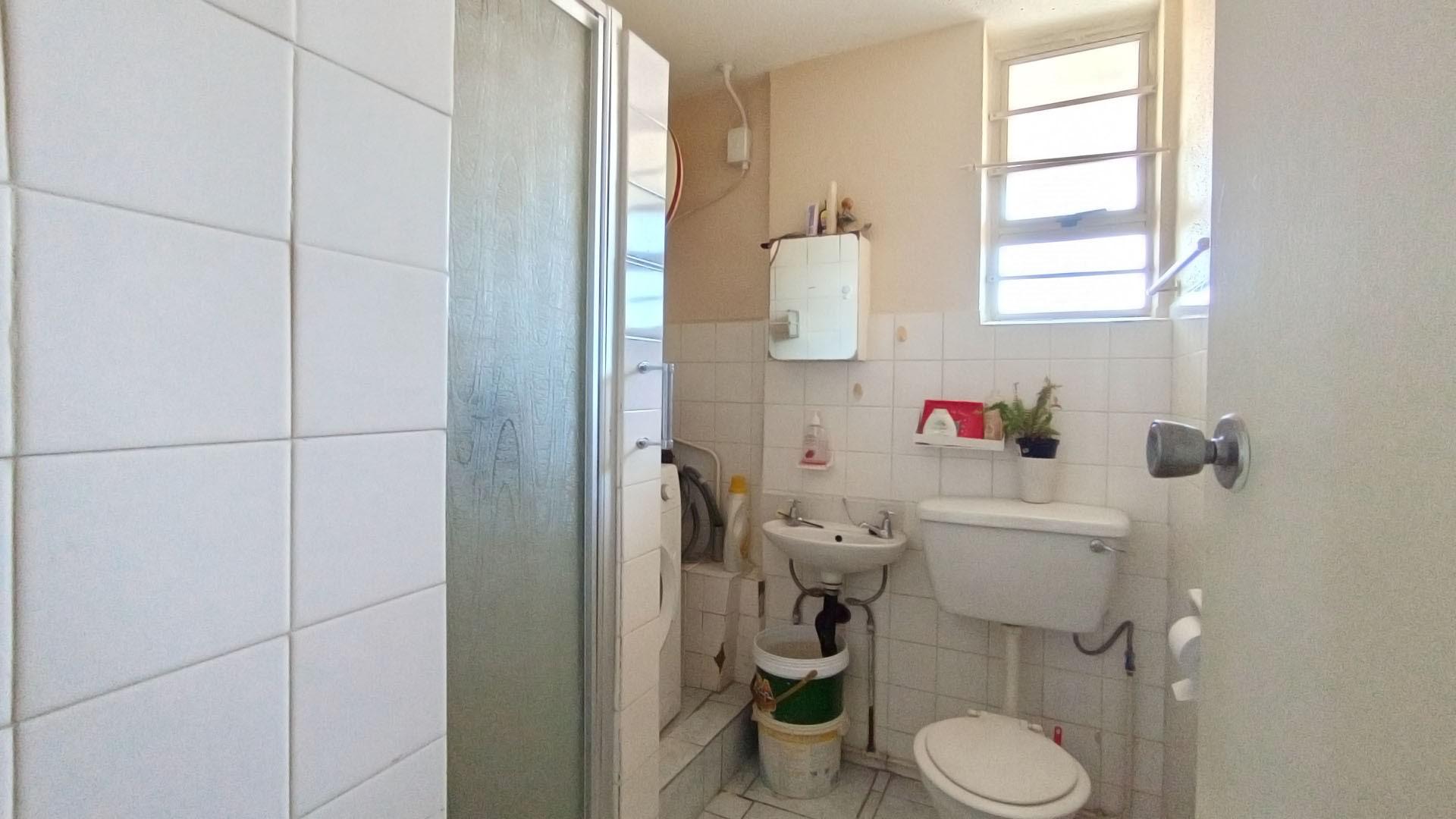 Bathroom 1 - 5 square meters of property in Doonside