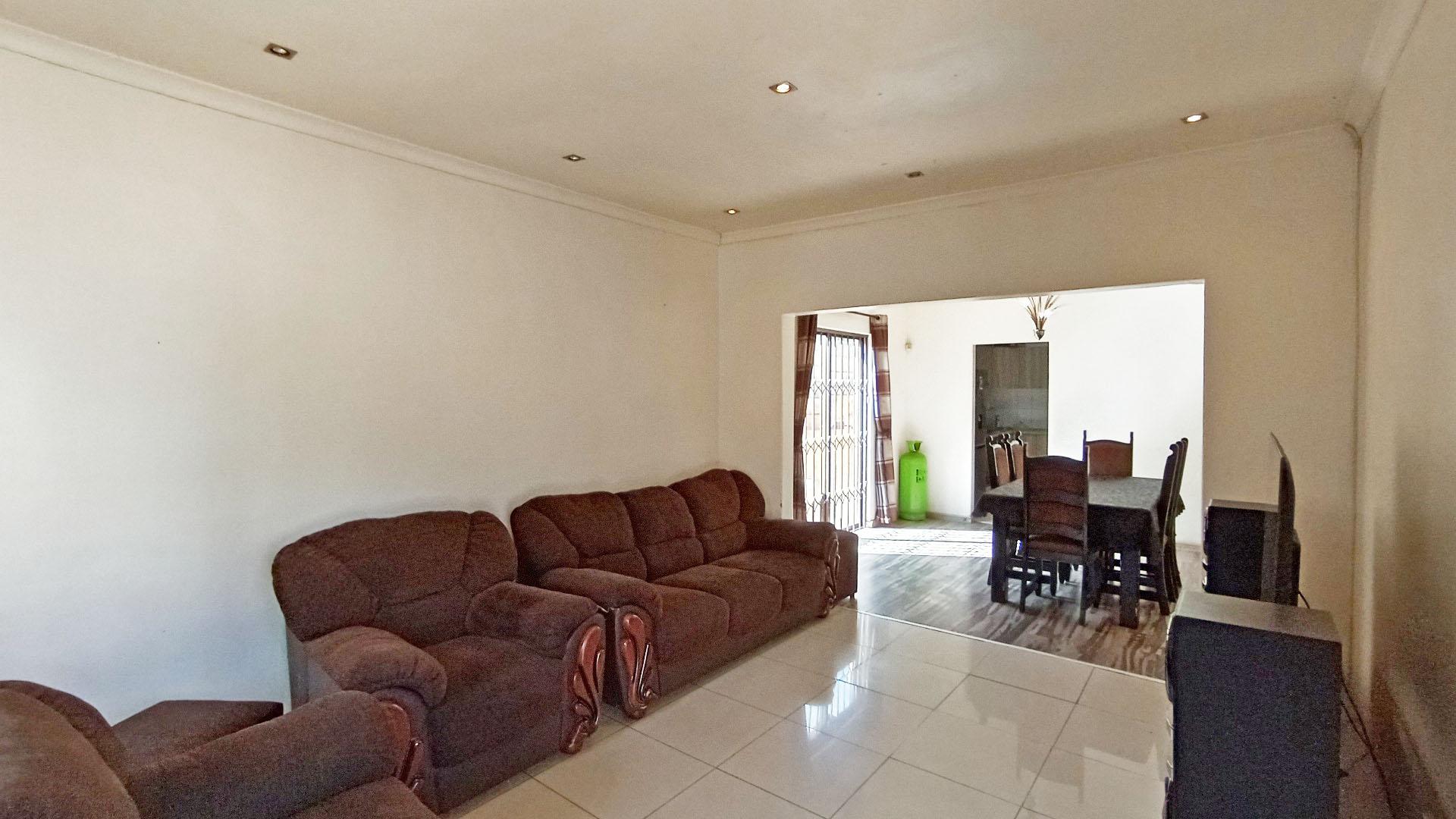 Lounges - 21 square meters of property in Northdale (PMB)