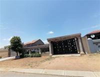 Front View of property in Roodekop