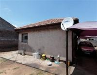 Front View of property in Roodekop