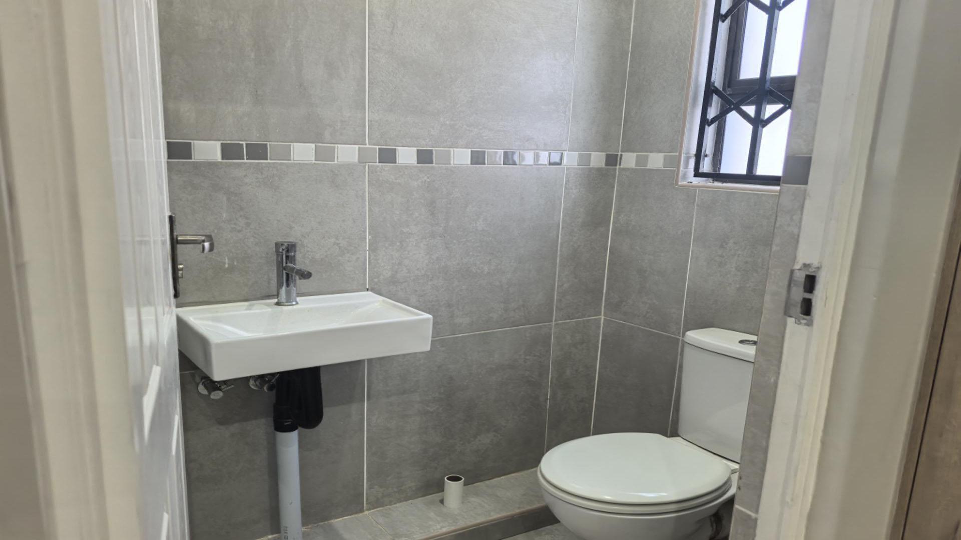 Bathroom 1 of property in Heidedal