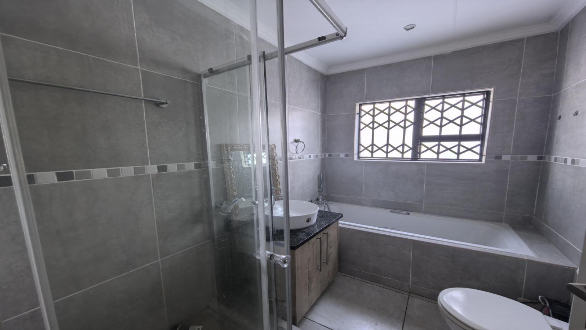 Bathroom 2 of property in Heidedal