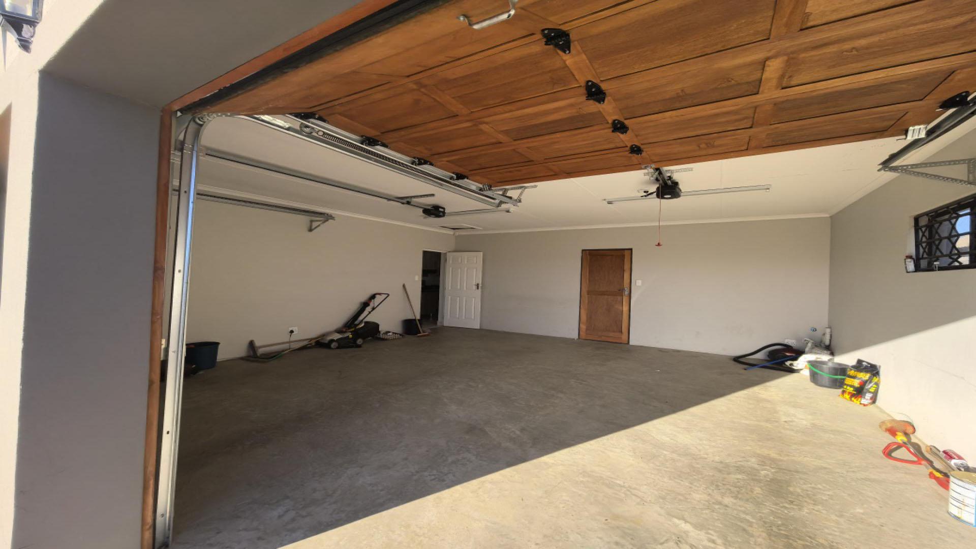 Garage of property in Heidedal