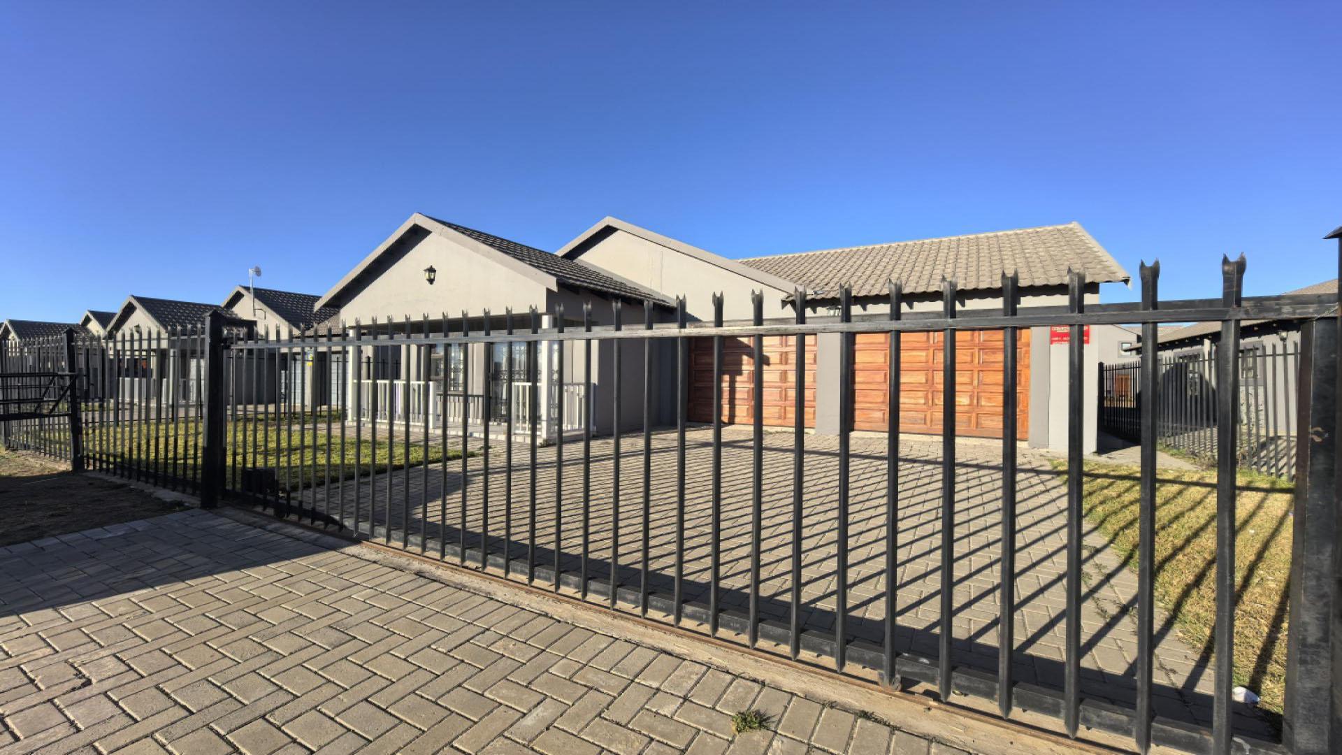 Front View of property in Heidedal