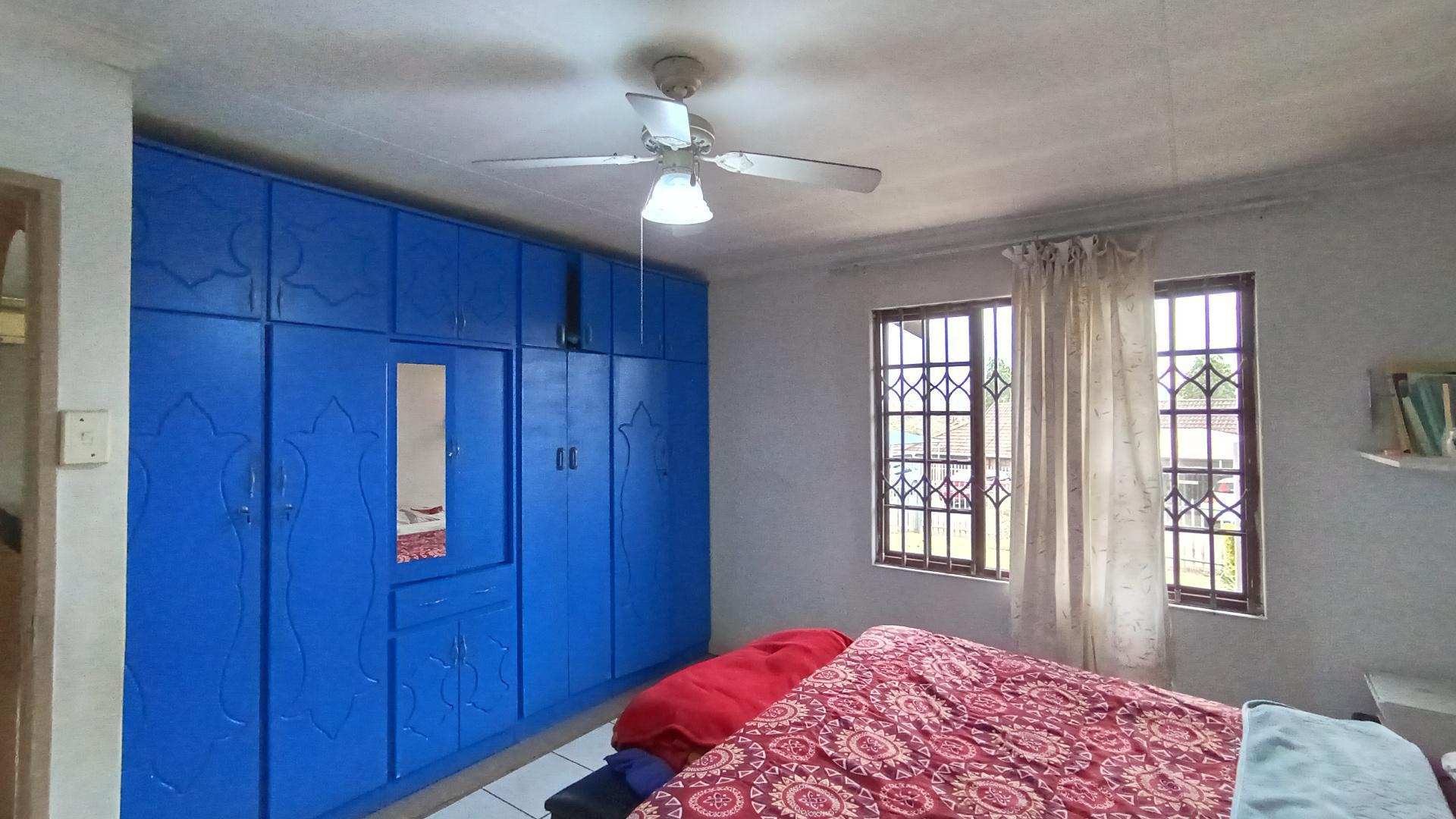 Main Bedroom of property in Lincoln Meade