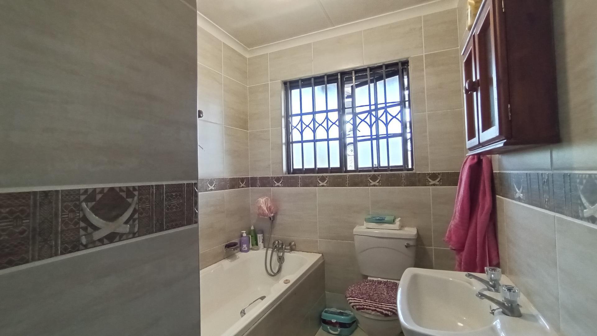 Bathroom 1 - 7 square meters of property in Lincoln Meade