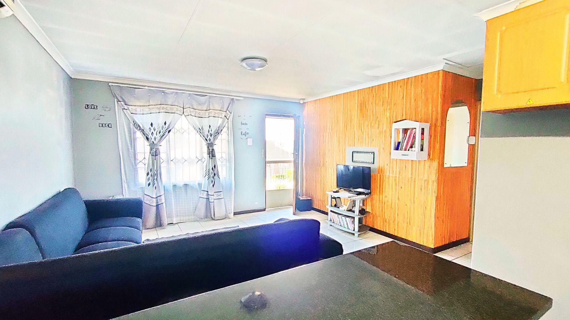 Lounges - 25 square meters of property in Lincoln Meade