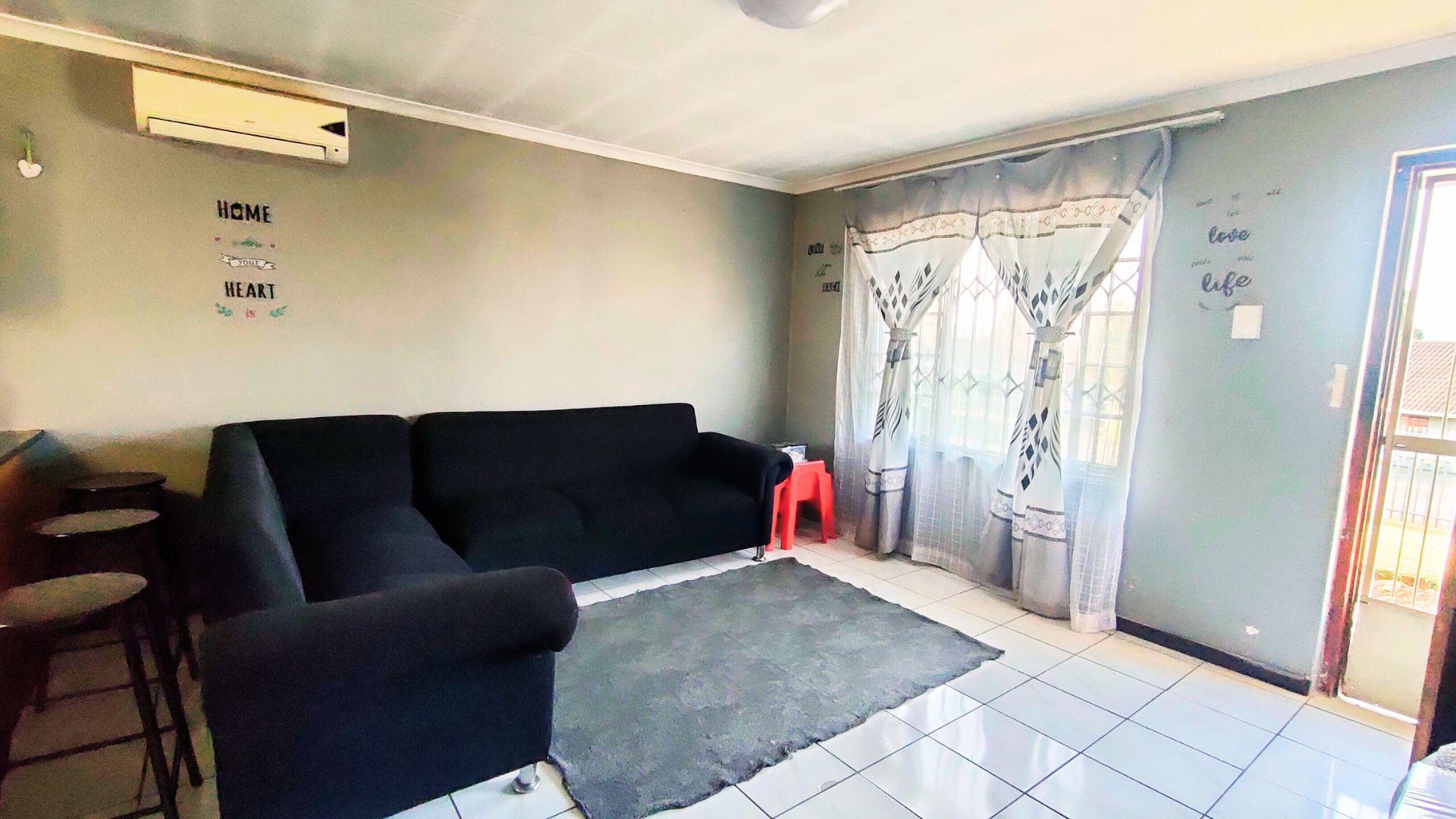 Lounges - 25 square meters of property in Lincoln Meade