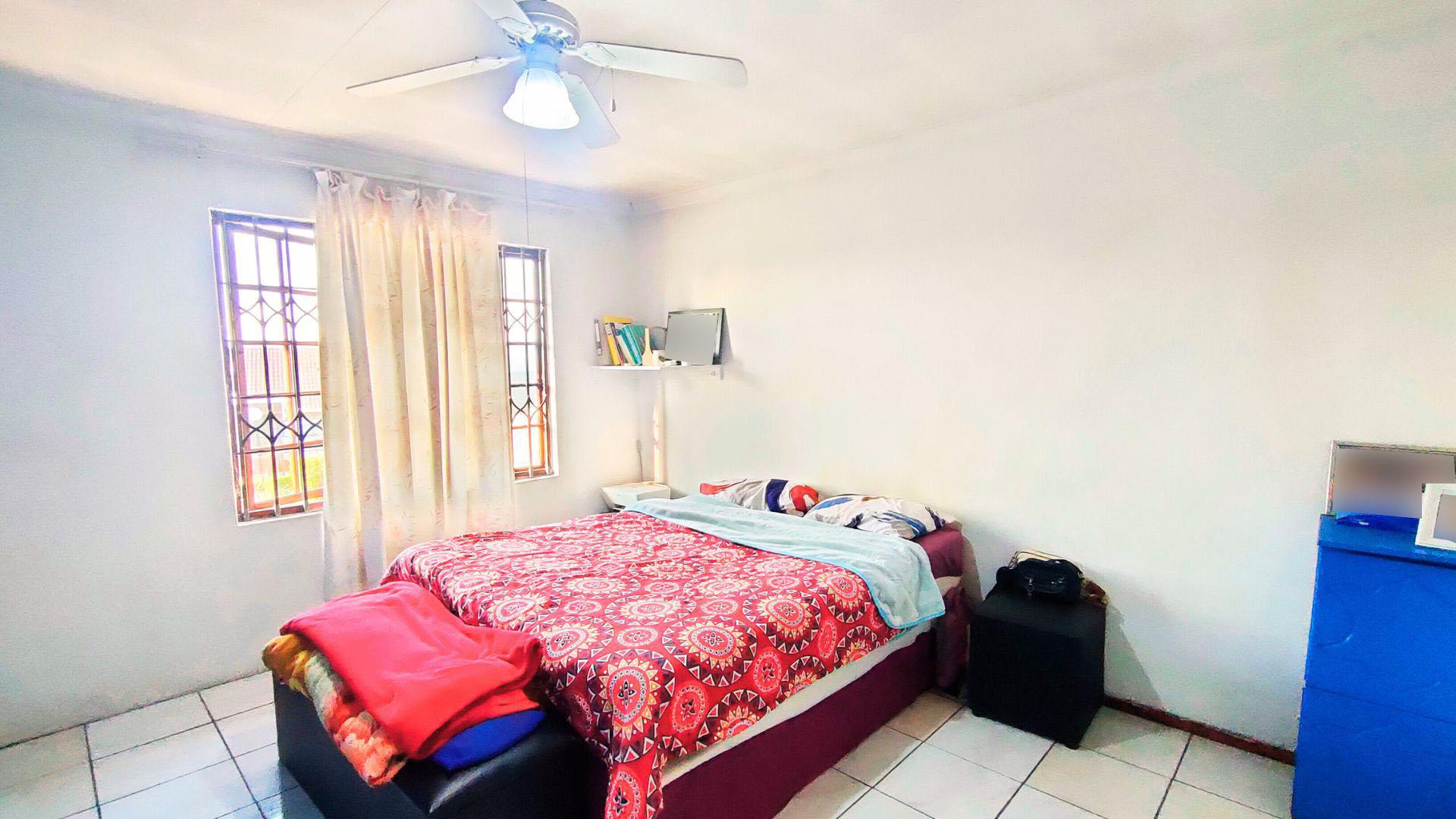 Main Bedroom of property in Lincoln Meade