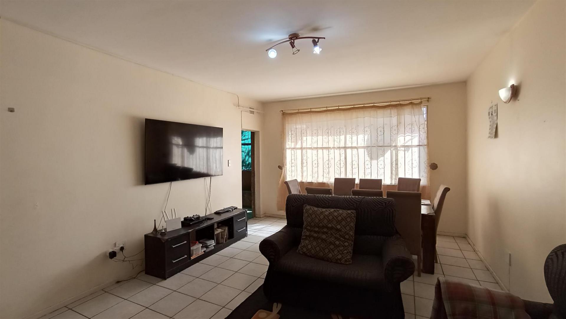 Lounges - 30 square meters of property in Vanderbijlpark